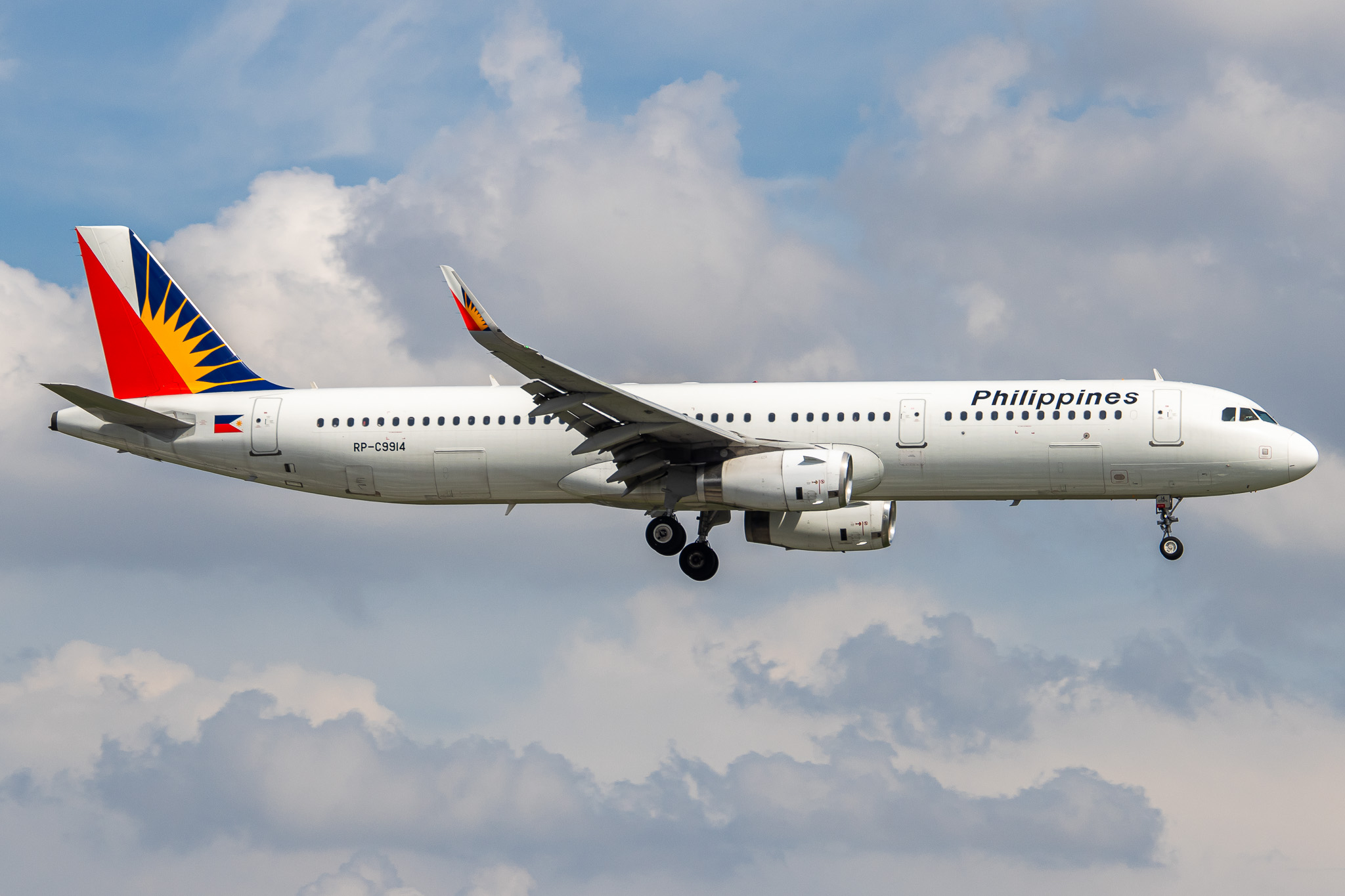 Full size: Philippine Airlines Airbus A321-200 RP-C9914 at Tan Son Nhat International Airport