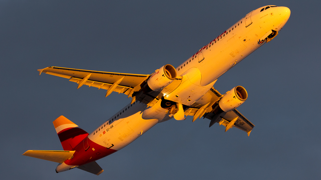 Full size: Iberia Airbus A321-200 EC-IGK at Helsinki Vantaa Airport