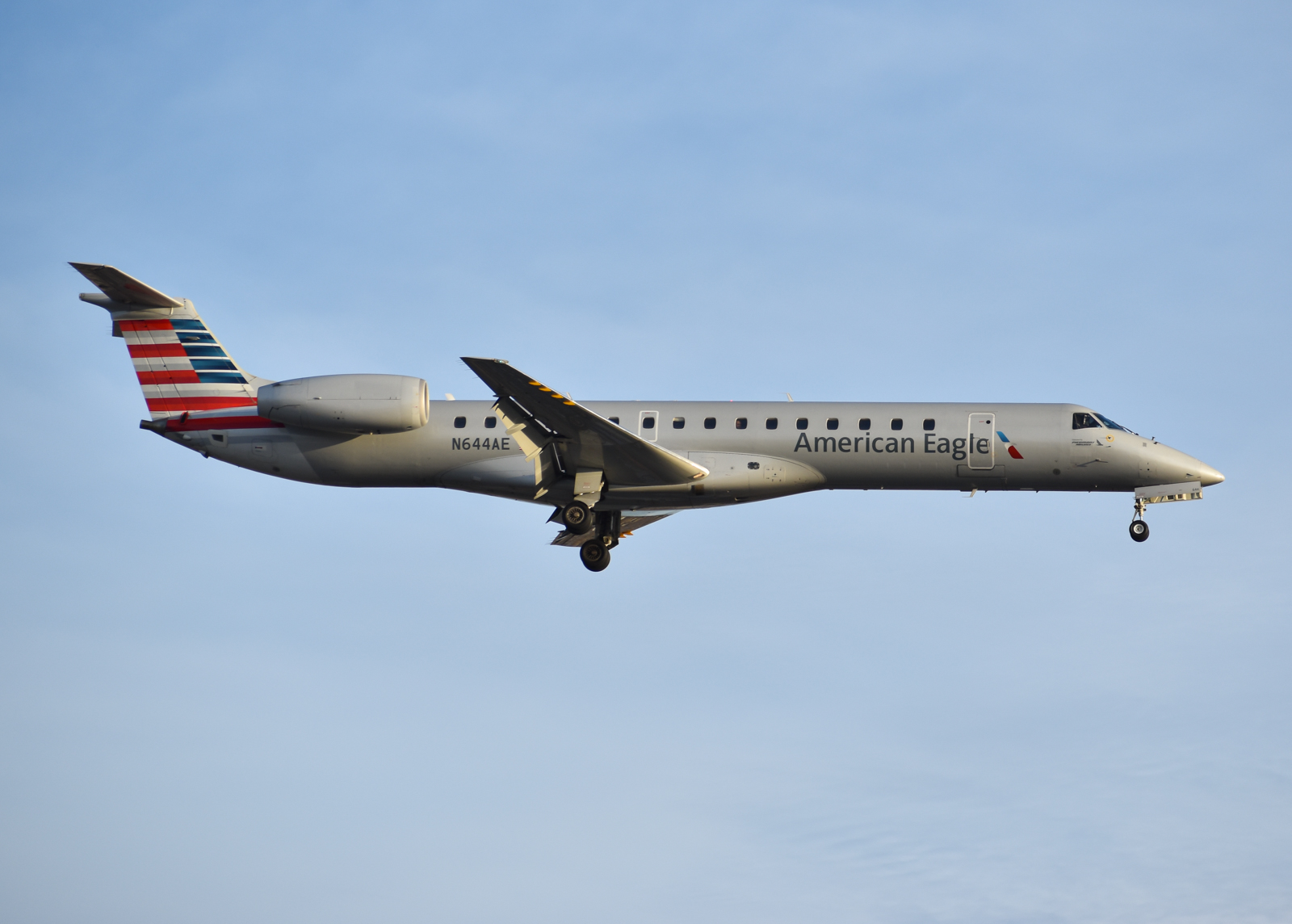 Full size: American Eagle Embraer ERJ145 N644AE at Lester B Pearson International Airport