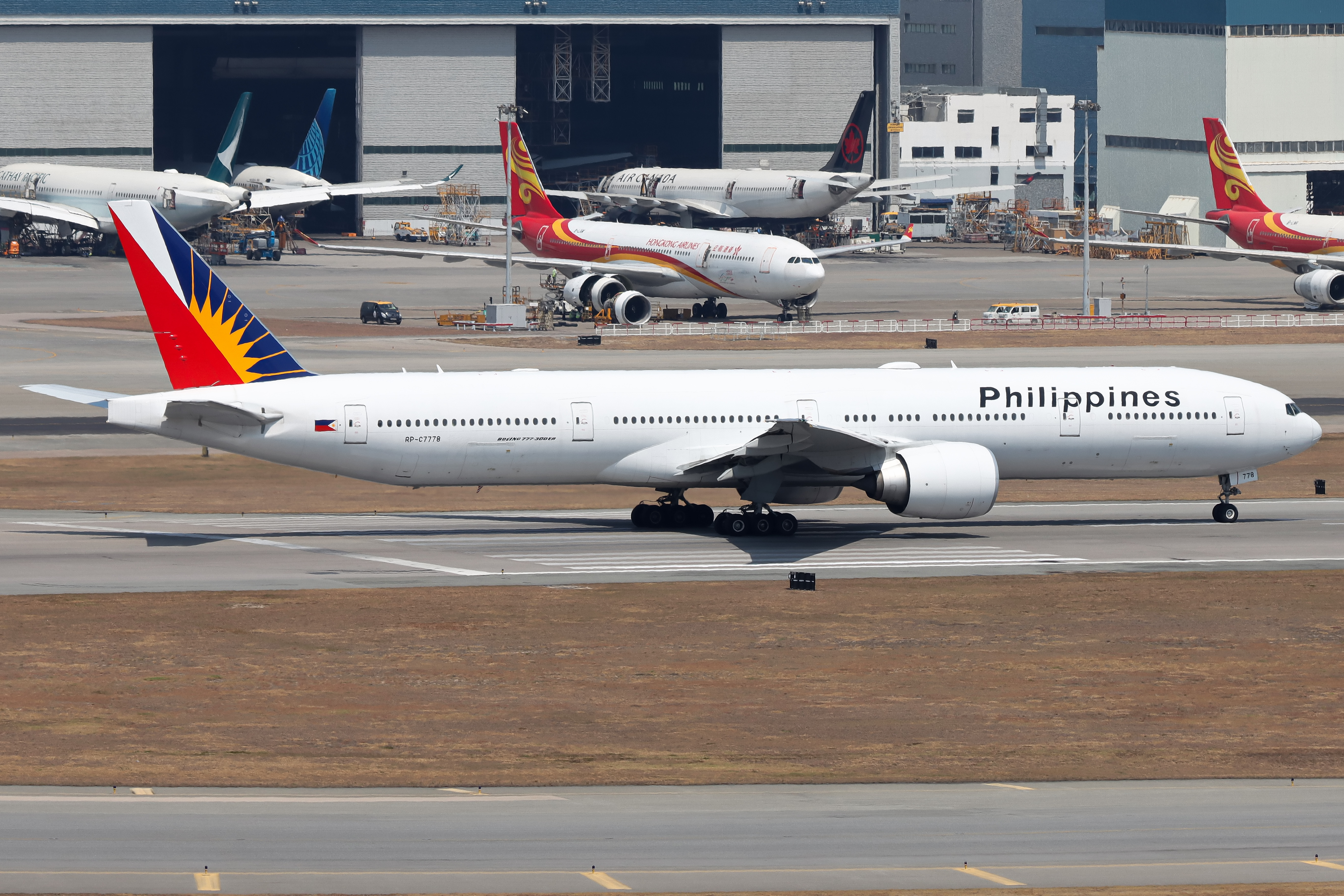 Full size: Philippine Airlines Boeing 777-300ER RP-C7778 at Hong Kong International Airport