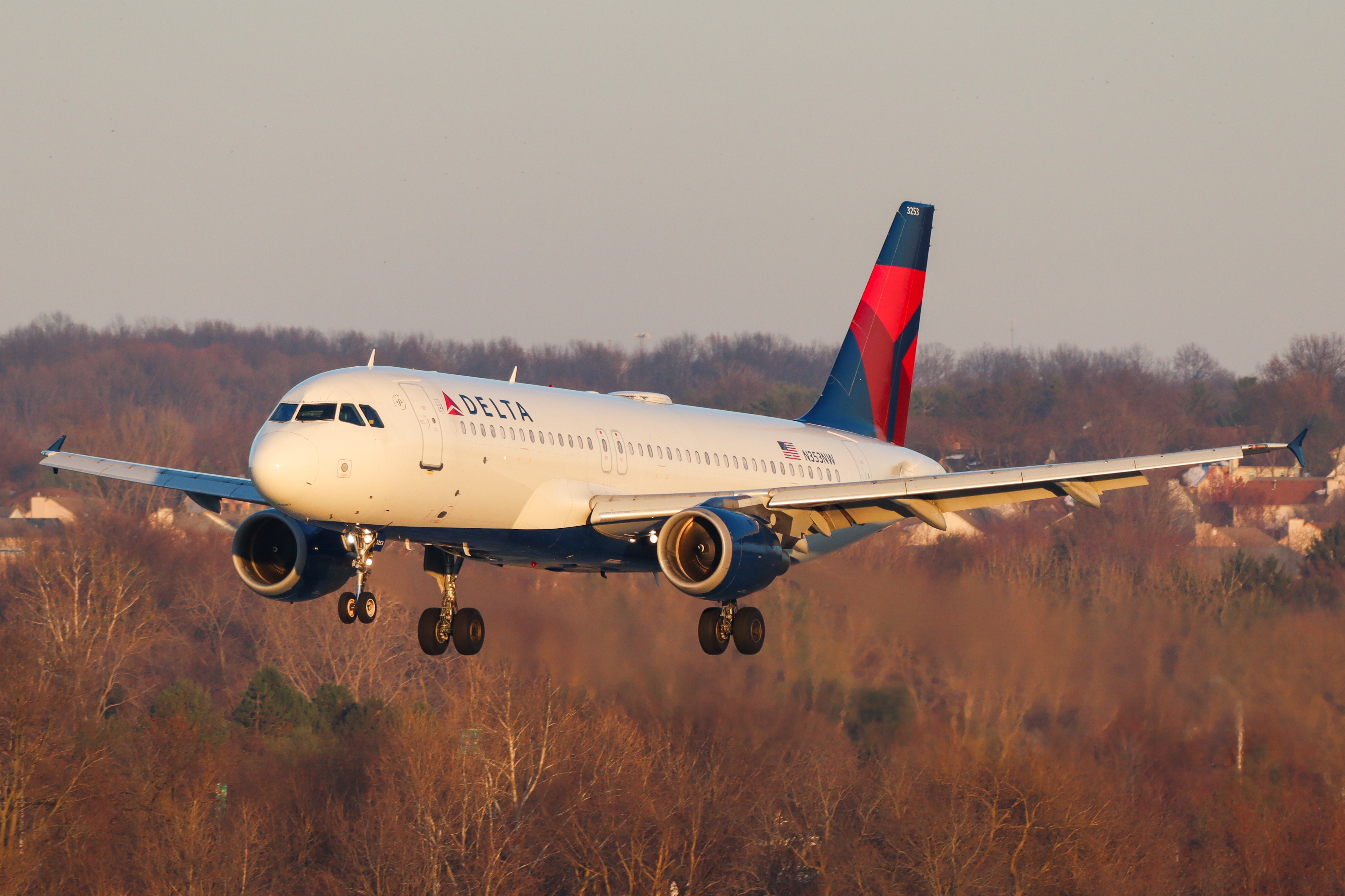 Full size: Delta Airlines Airbus A320 N353NW at John Glenn Columbus International Airport