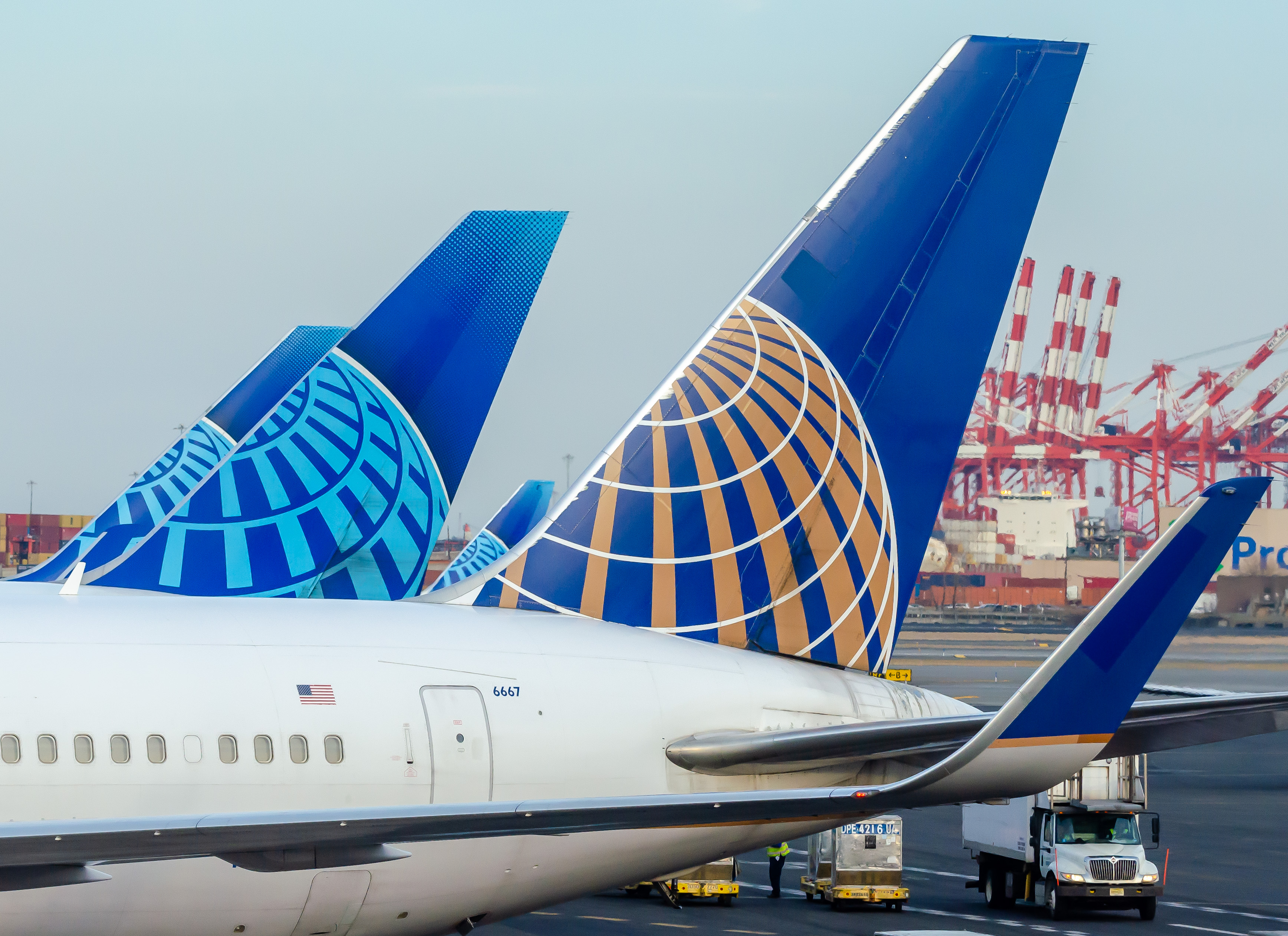 Full size: United Airlines Boeing 767-300ER N667UA at Newark Liberty International Airport