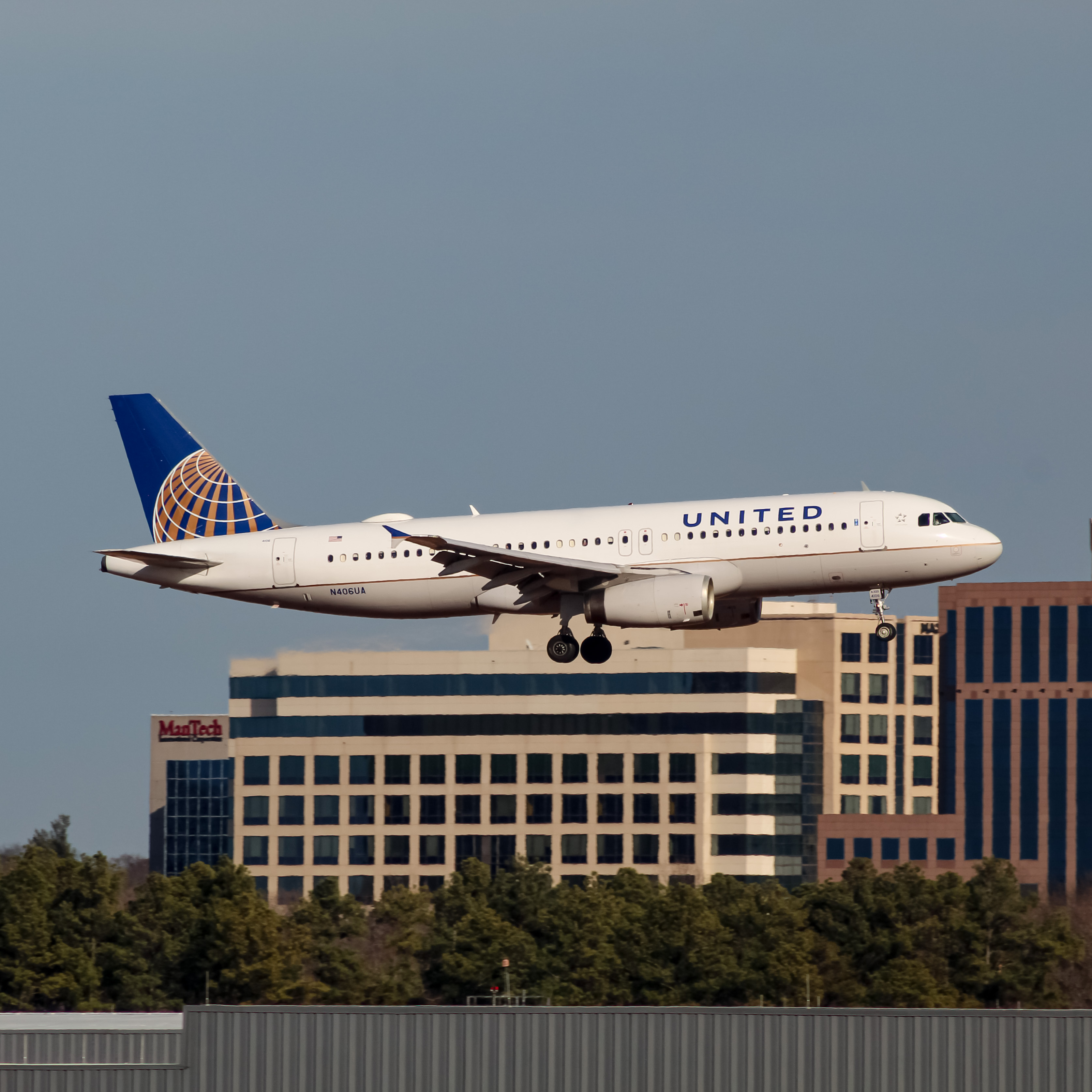 Full size: United Airlines Airbus A320 N406UA at Washington Dulles International Airport