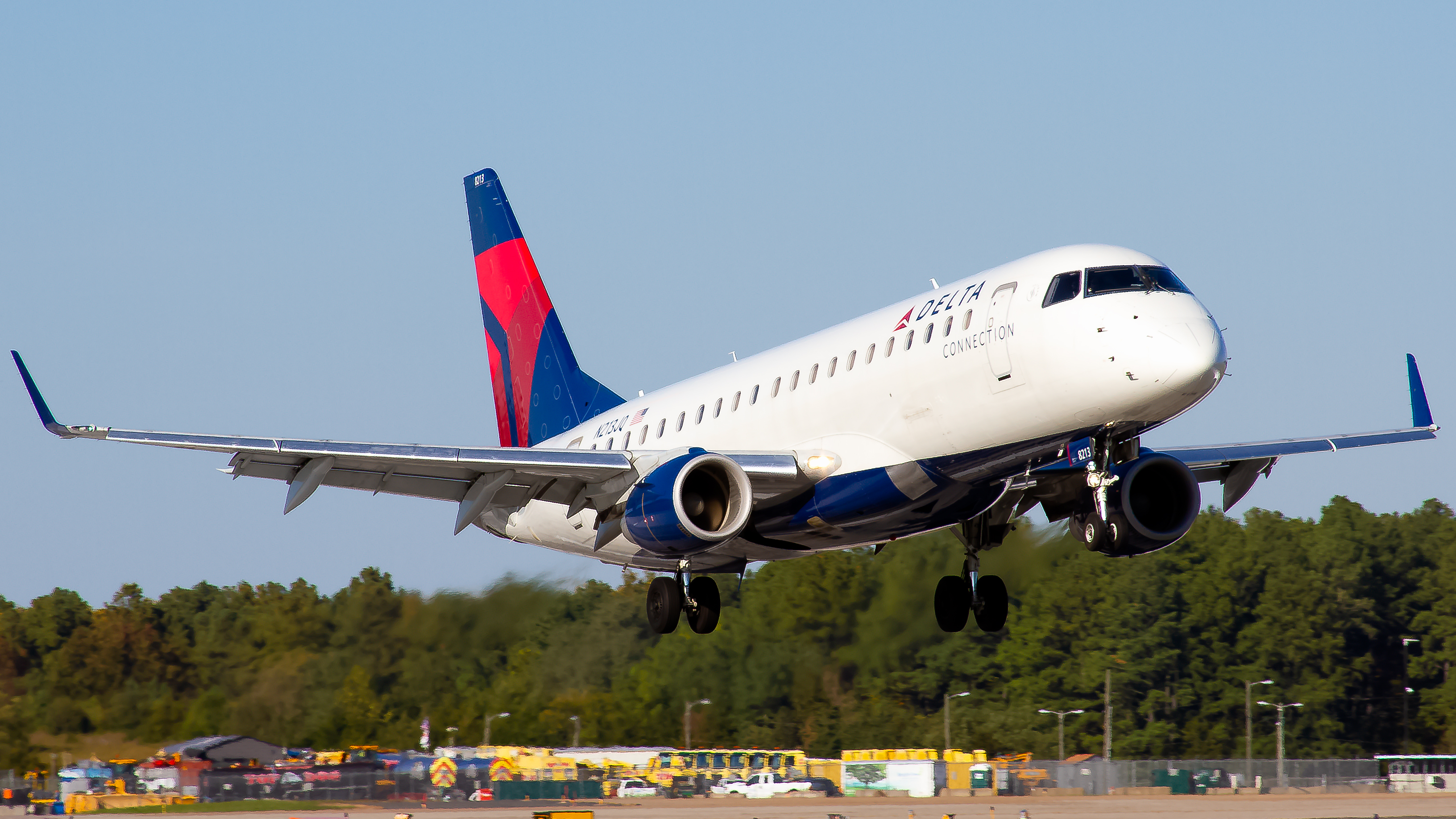 Full size: Delta Connection Embraer E175 N213JQ at Washington Dulles International Airport