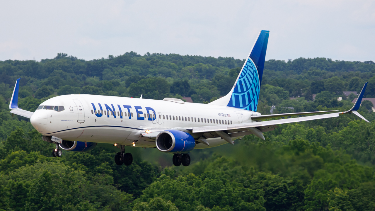 Full size: United Airlines Boeing 737-800 N73291 at John Glenn Columbus International Airport