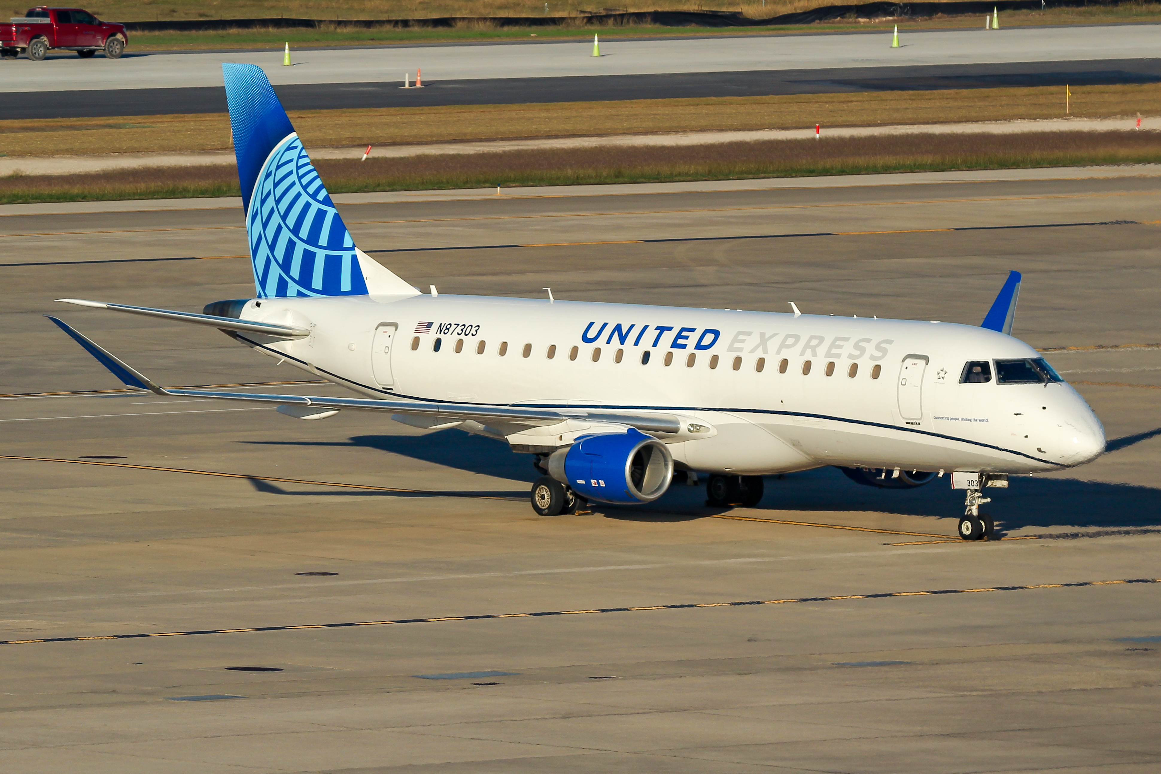 Full size: United Express Embraer E175 N87303 at Houston-George Bush Intercontinental Airport
