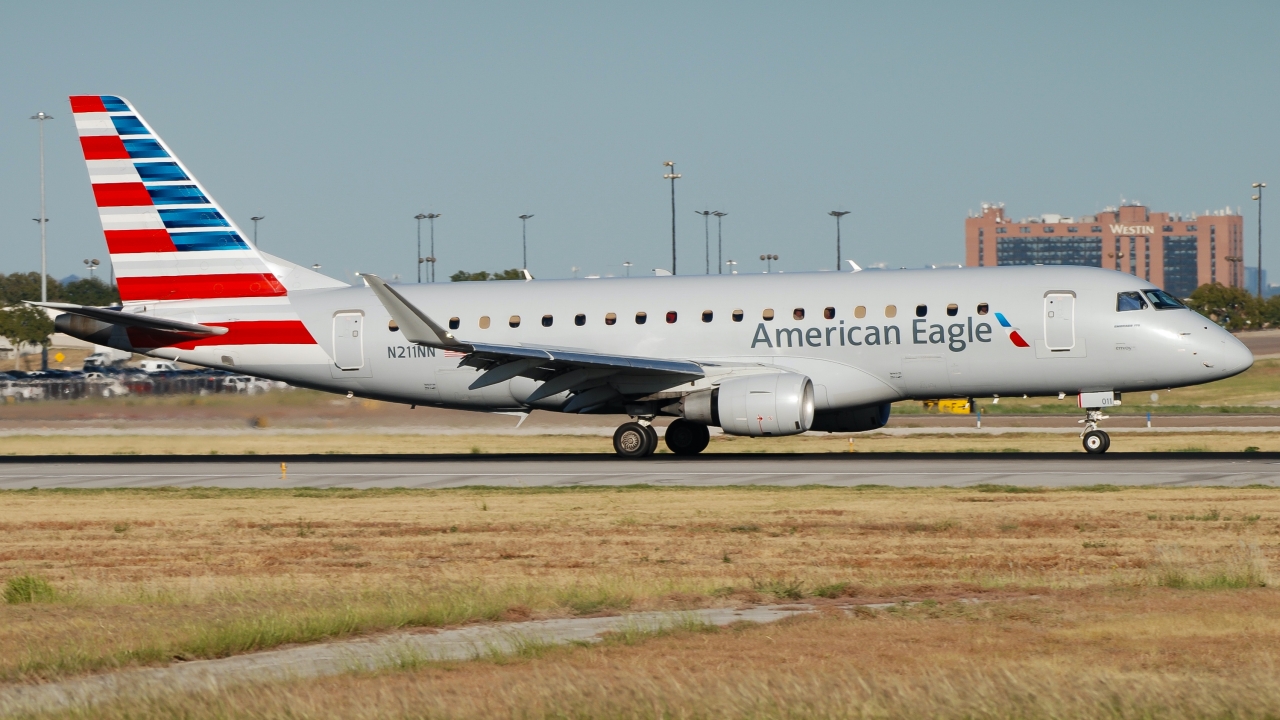 Full size: American Eagle Embraer E175 N211NN at Dallas-Fort Worth International Airport