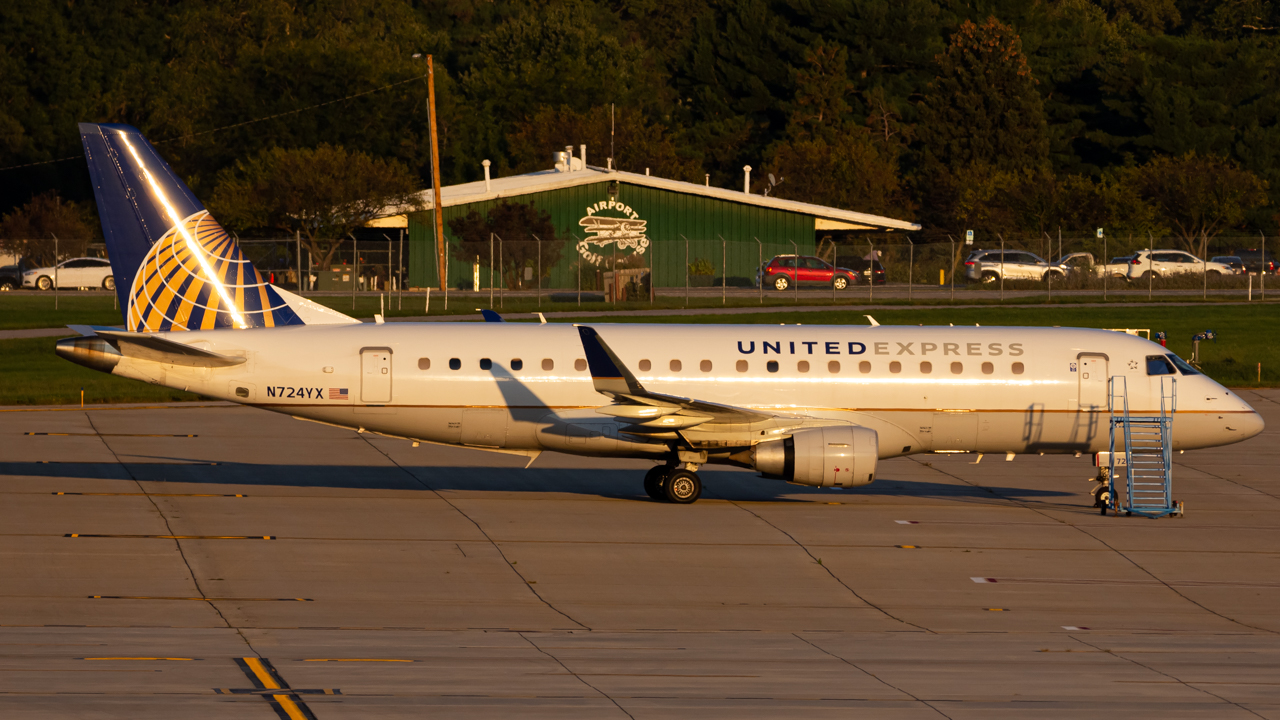 Full size: United Express Embraer E175 N724YX at John Glenn Columbus International Airport