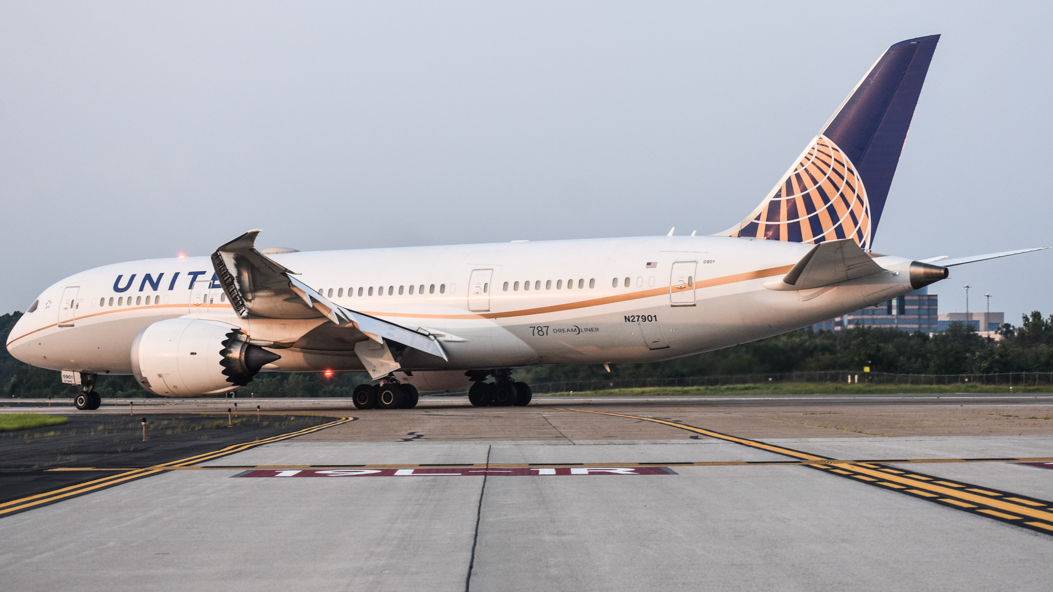 Full size: United Airlines Boeing 787-8 N27901 at Washington Dulles International Airport