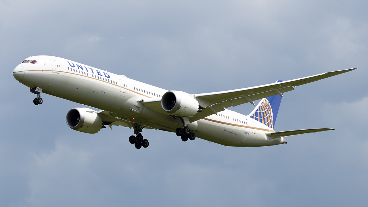 Full size: United Airlines Boeing 787-10 N12006 at Washington Dulles International Airport