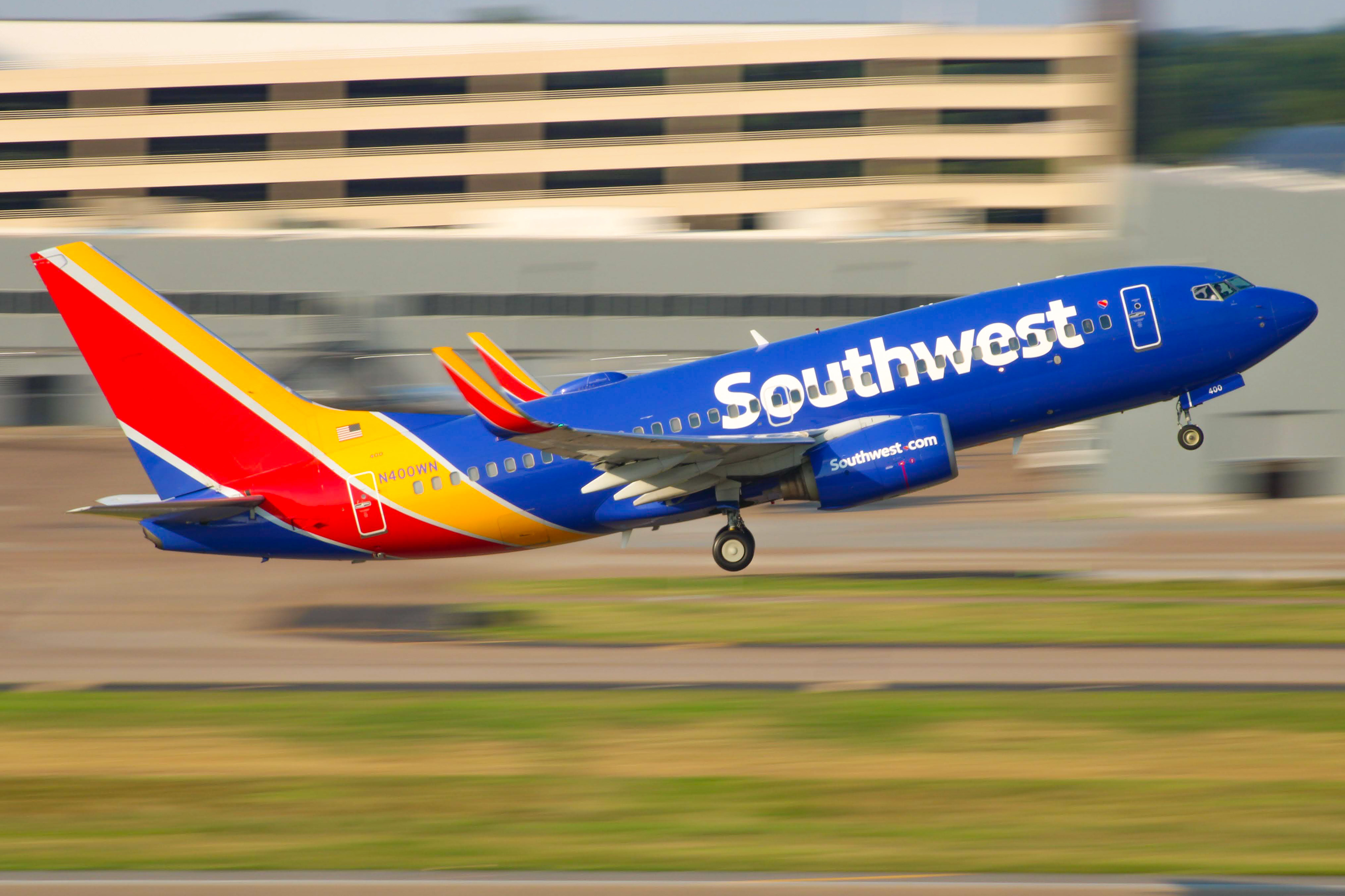 Full size: Southwest Airlines Boeing 737-700 N400WN at Dallas Love Field Airport