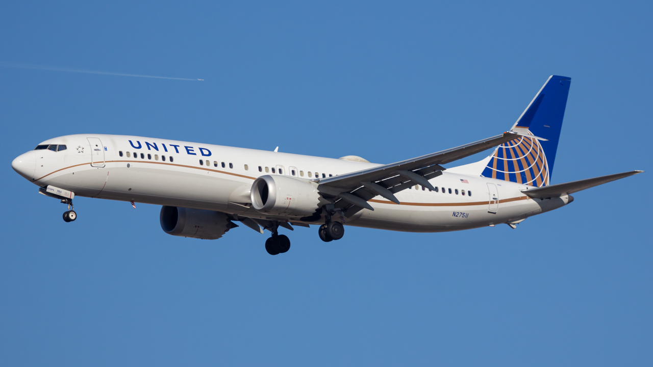 Full size: United Airlines Boeing 737 MAX 9 N27511 at Chicago O'Hare International Airport