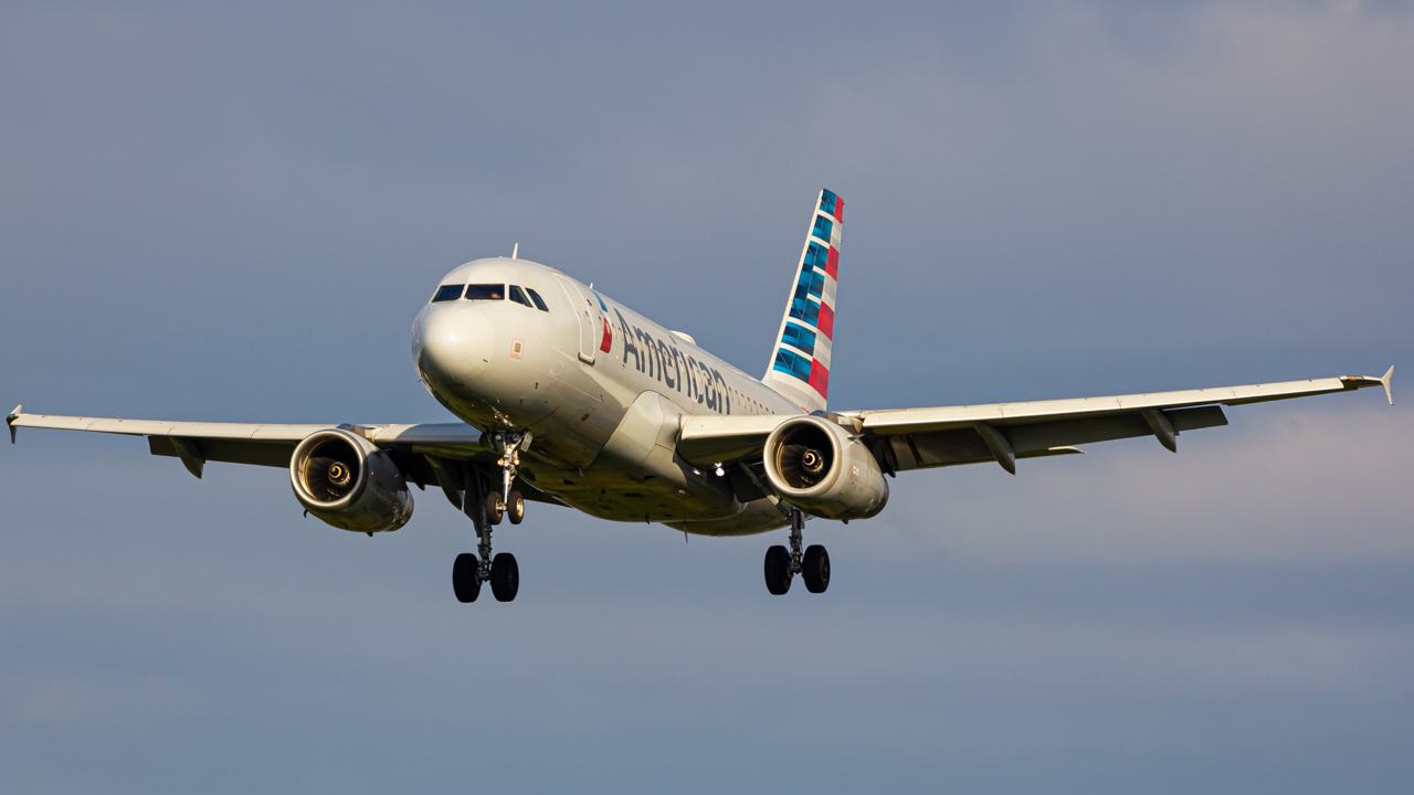 Full size: American Airlines Airbus A319 N832AW at John Glenn Columbus International Airport