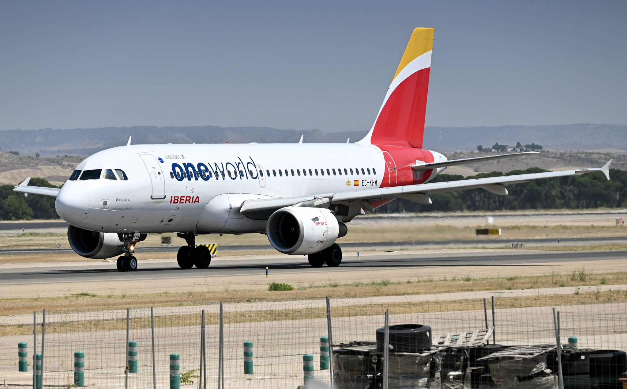 Full size: Iberia Airbus A319 EC-KHM at Madrid Barajas Airport