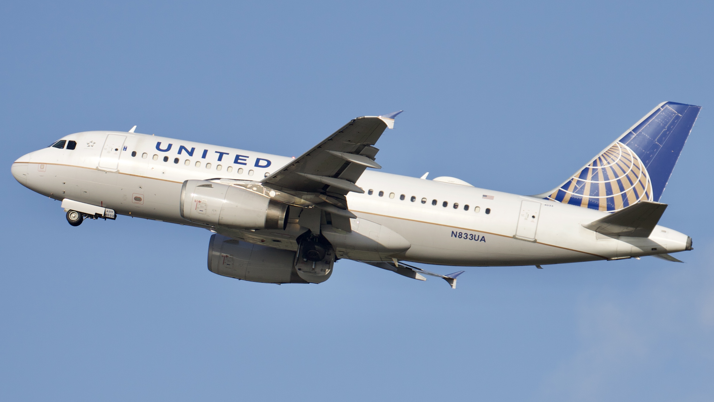 Full size: United Airlines Airbus A319 N833UA at Houston-George Bush Intercontinental Airport