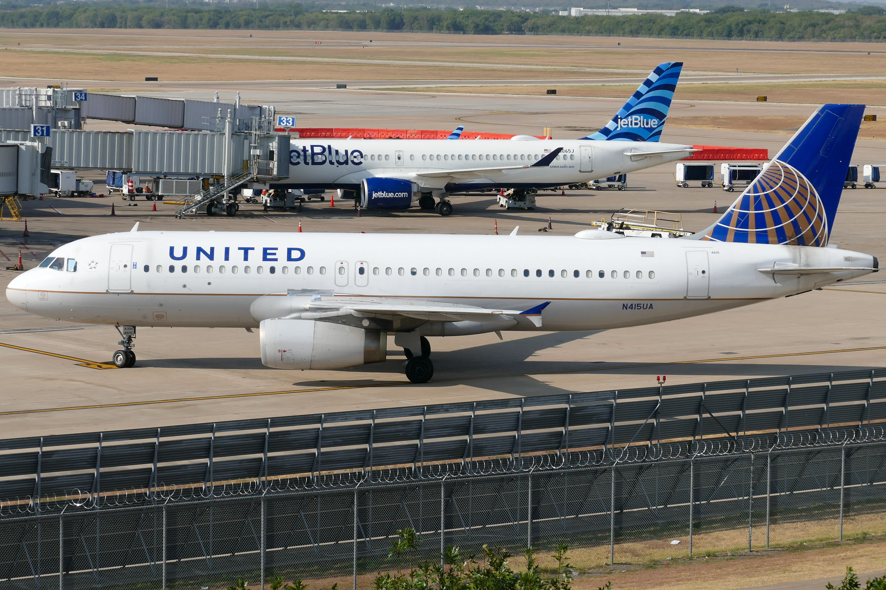 Full size: United Airlines Airbus A320 N415UA at Austin-Bergstrom International Airport