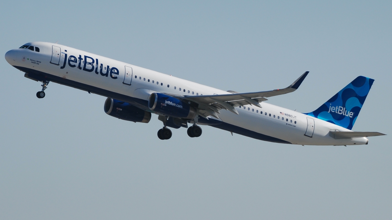 Full size: JetBlue Airways Airbus A321-200 N980JT at Los Angeles International Airport
