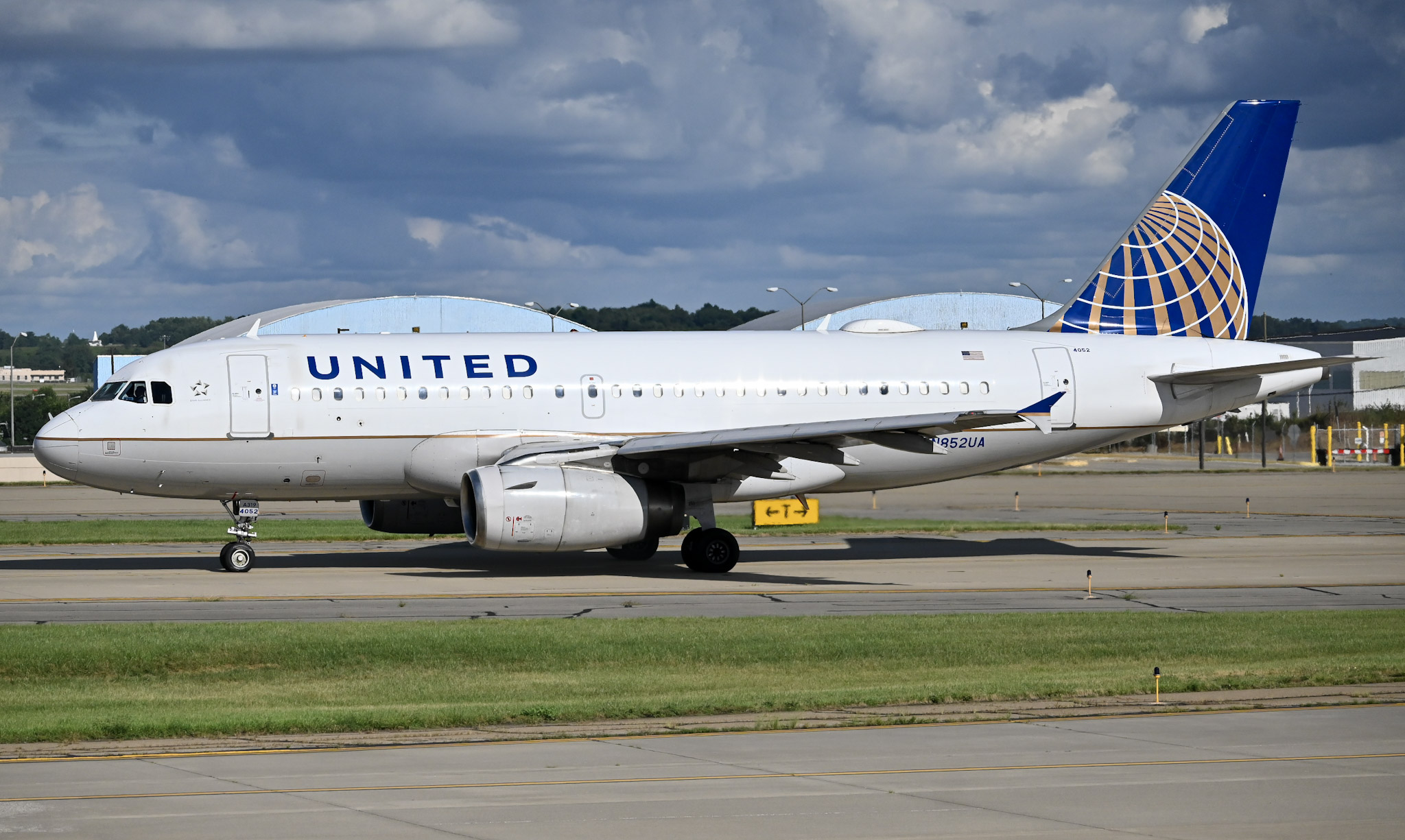 Full size: United Airlines Airbus A319 N852UA at Pittsburgh International Airport