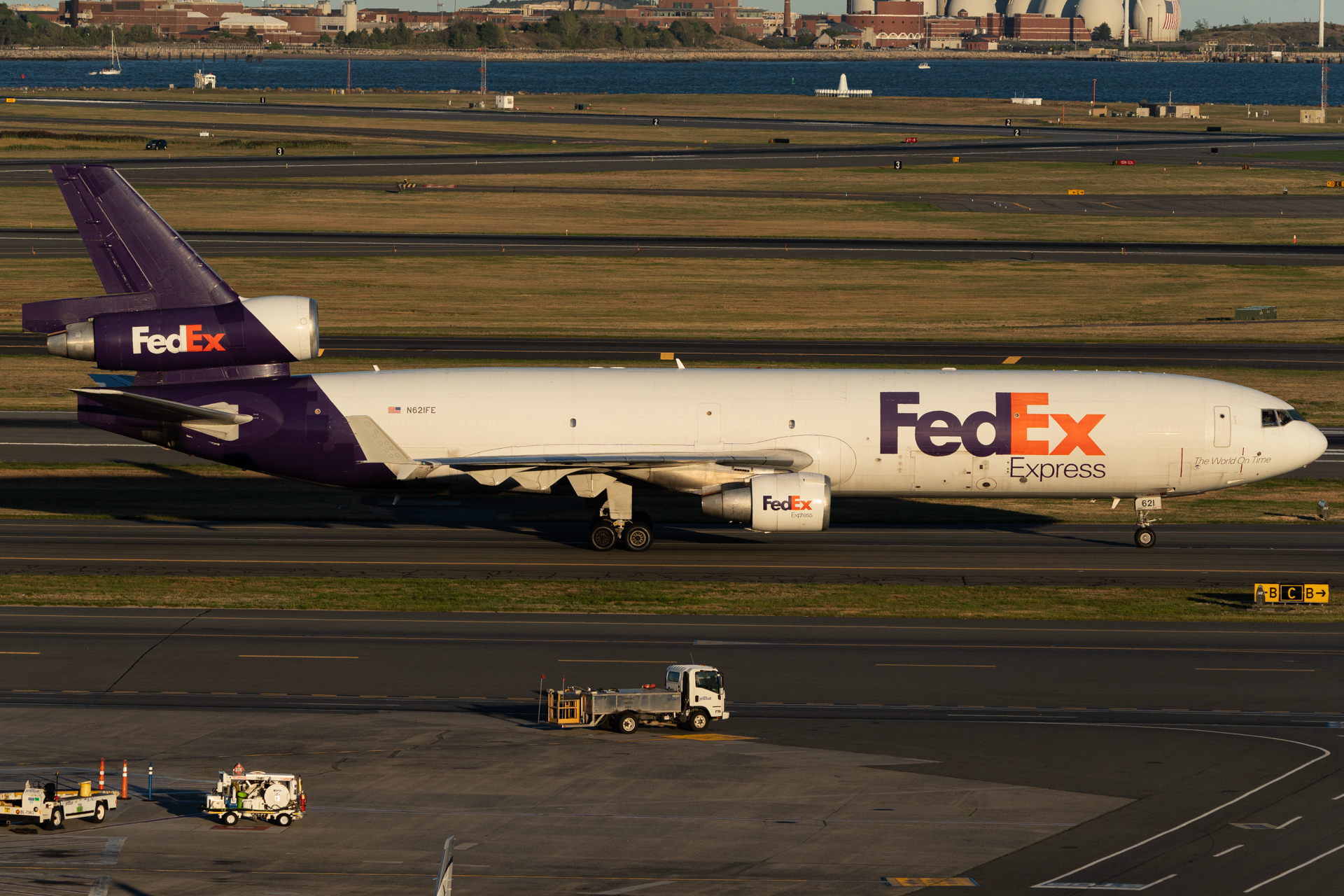 Full size: FedEx McDonnell Douglas MD-11F N621FE at General Edward Lawrence Logan International Airport