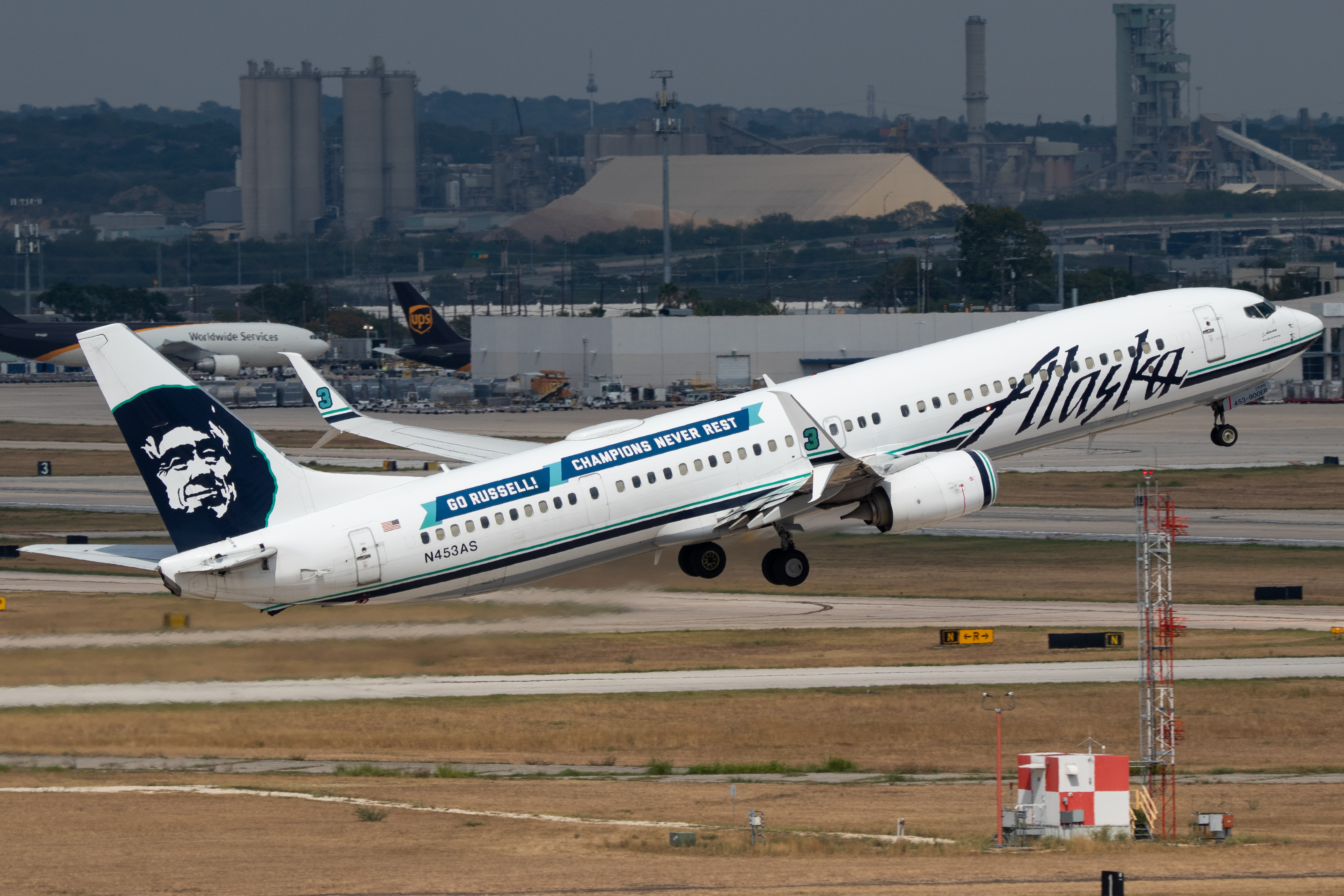 Full size: Alaska Airlines Boeing 737-900ER N453AS at San Antonio International Airport