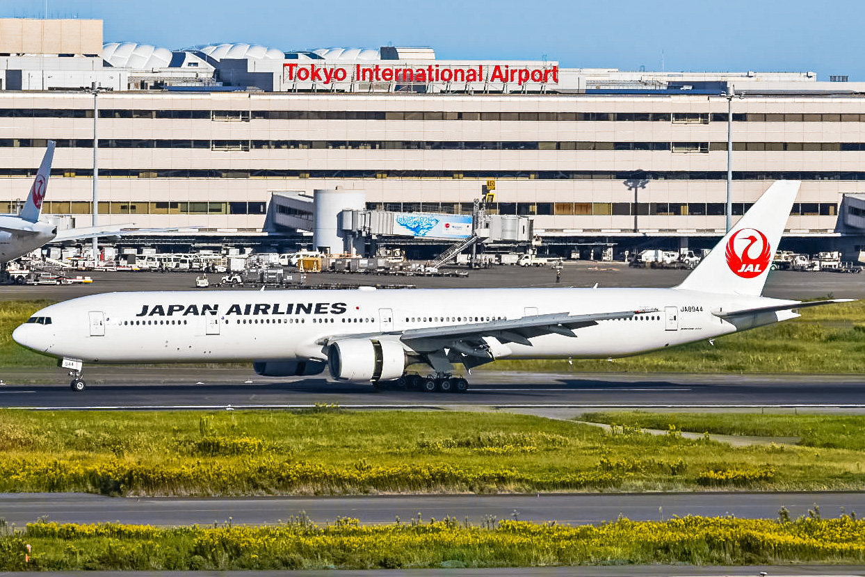 Full size: Japan Airlines Boeing 777-300ER JA8944 at Tokyo-Haneda Airport