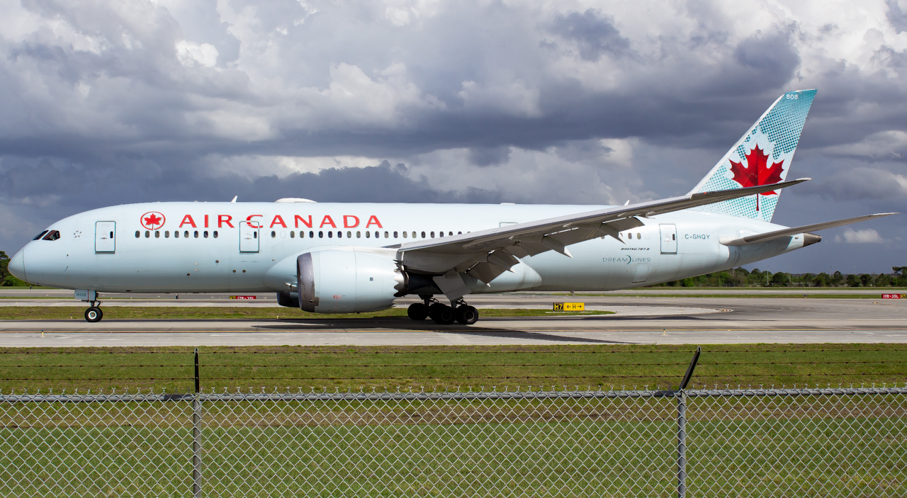 Full size: Air Canada Boeing 787-8 C-GHQY at Orlando International Airport