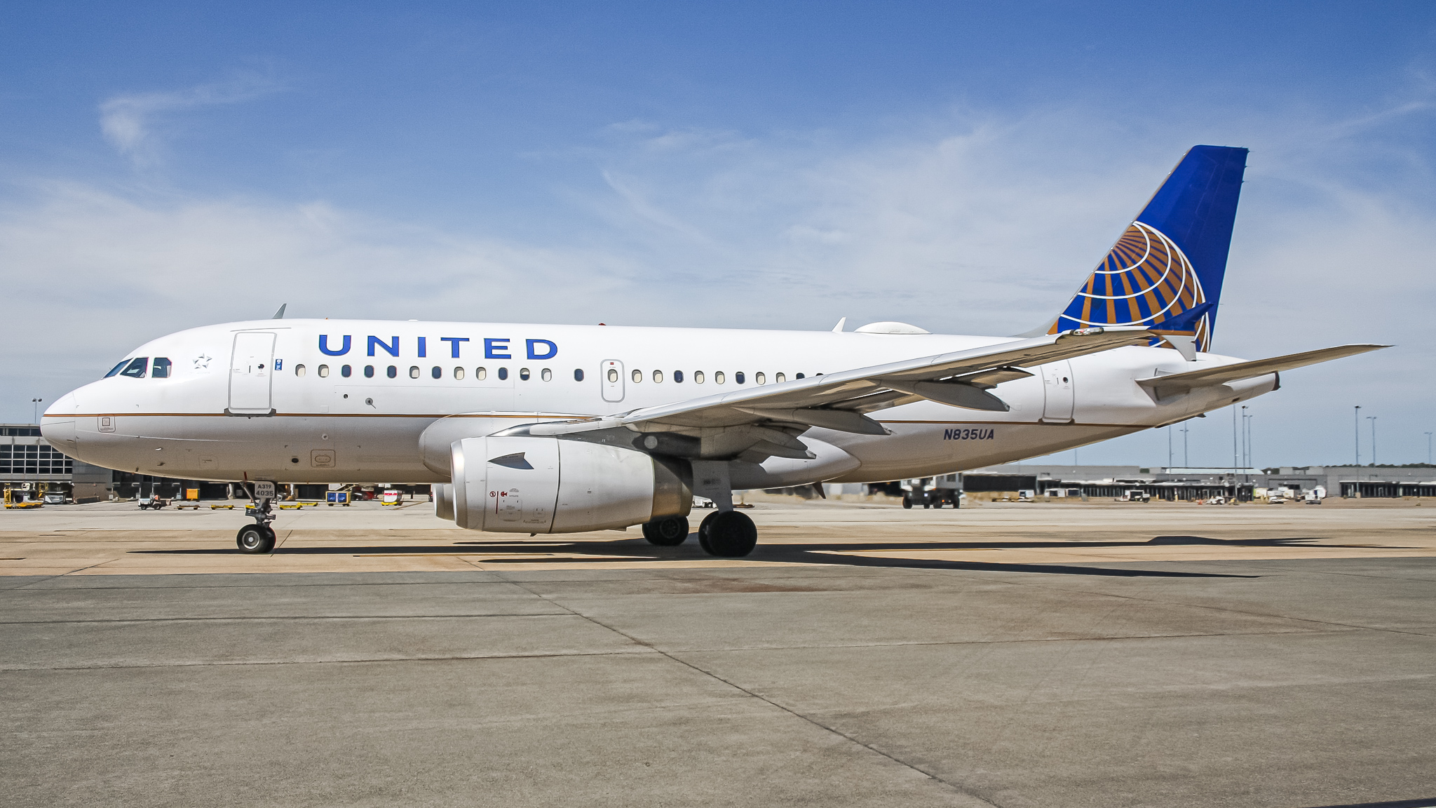 Full size: United Airlines Airbus A319 N835UA at Washington Dulles International Airport