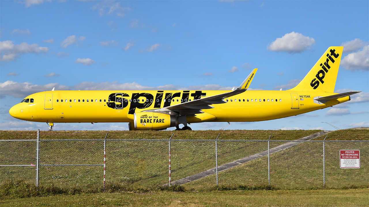Full size: Spirit Airlines Airbus A321-200 N675NK at Orlando International Airport