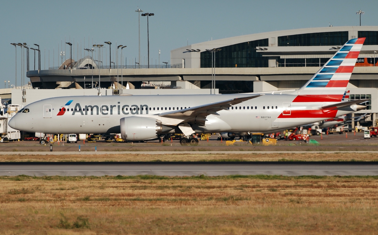 Full size: American Airlines Boeing 787-8 N807AA at Dallas-Fort Worth International Airport