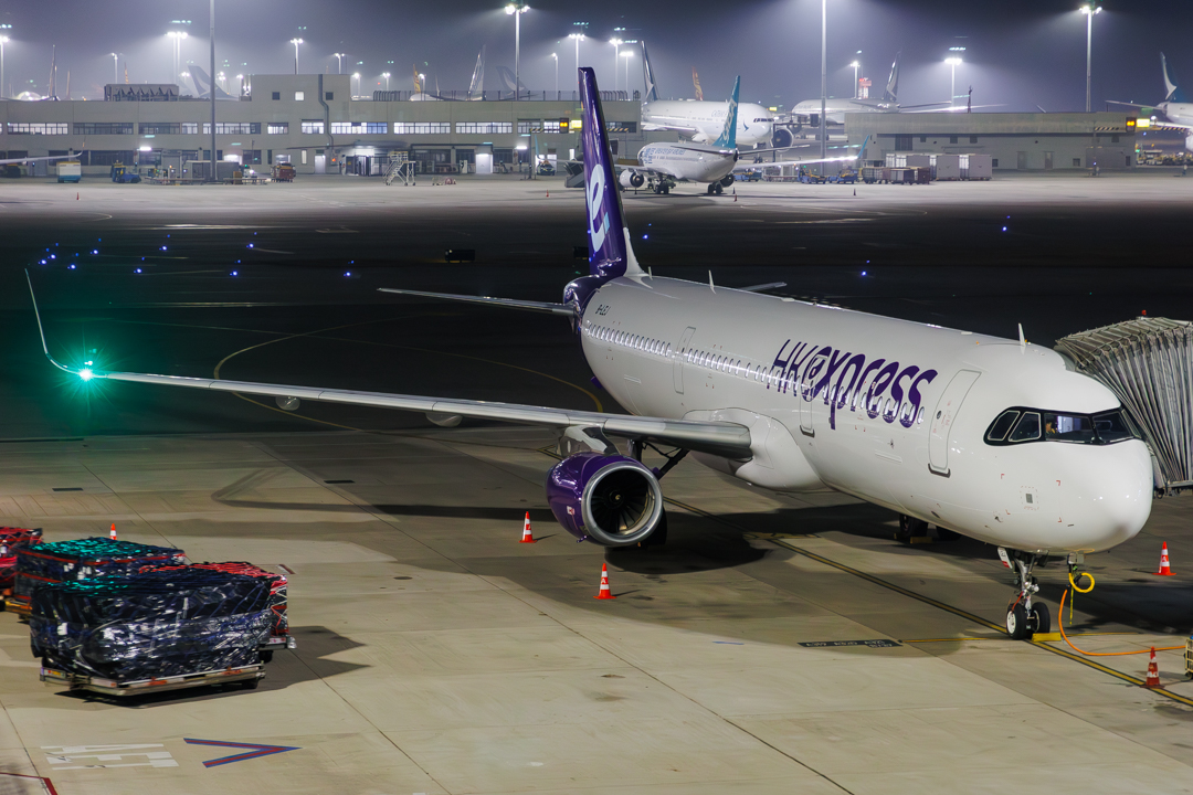 Full size: Hong Kong Express Airbus A321-200 B-LEJ at Hong Kong International Airport