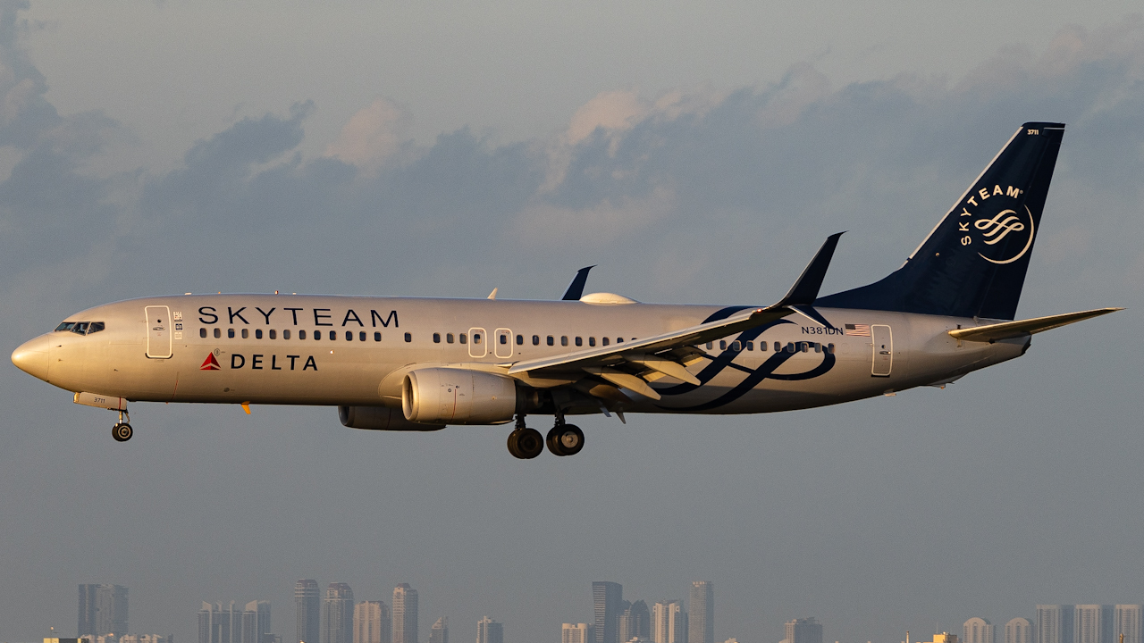 Full size: Delta Airlines Boeing 737-800 N381DN at Miami International Airport
