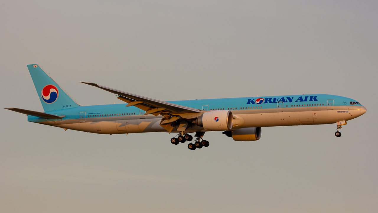 Full size: Korean Air Boeing 777-300ER HL8217 at Rickenbacker International Airport