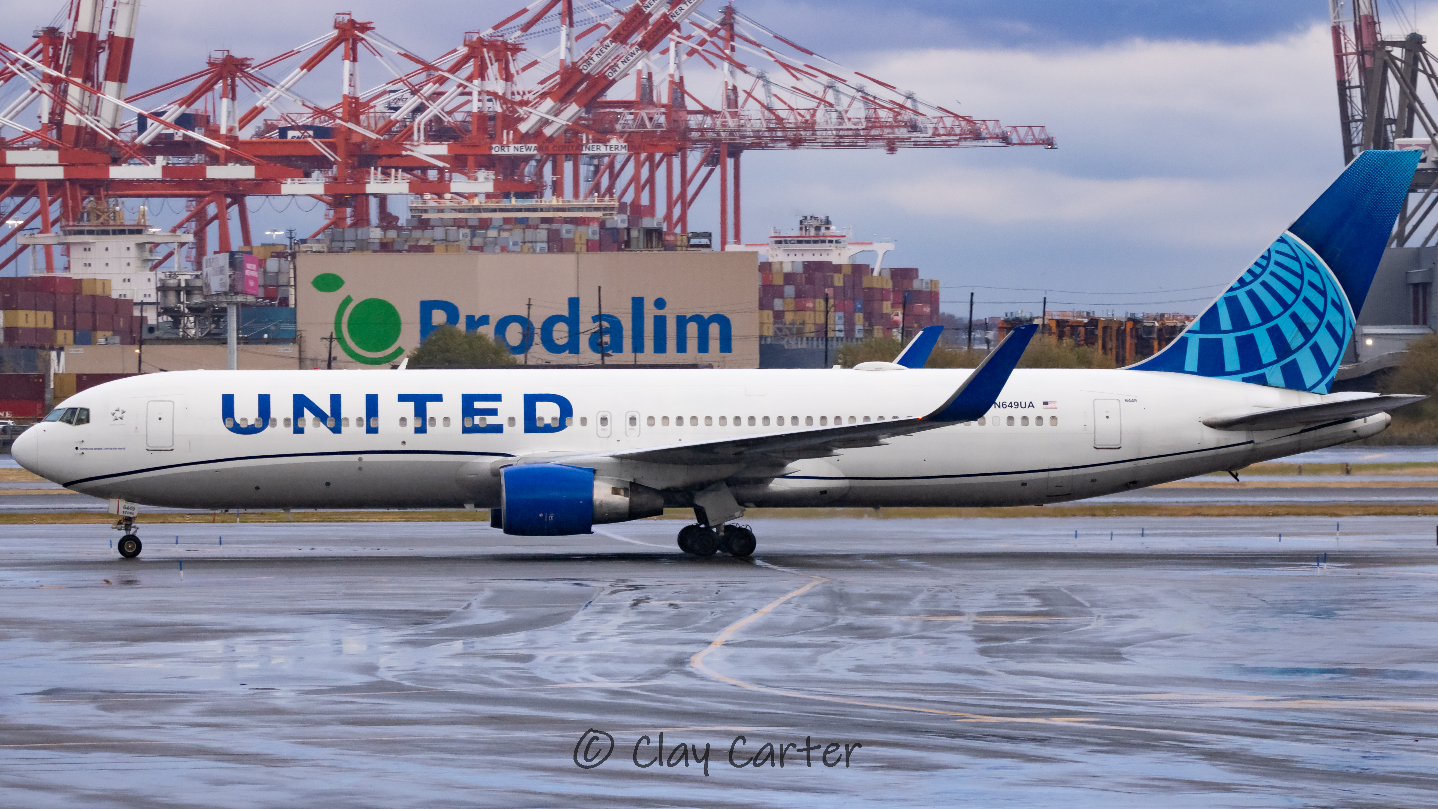 Full size: United Airlines Boeing 767-300ER N649UA at Newark Liberty International Airport