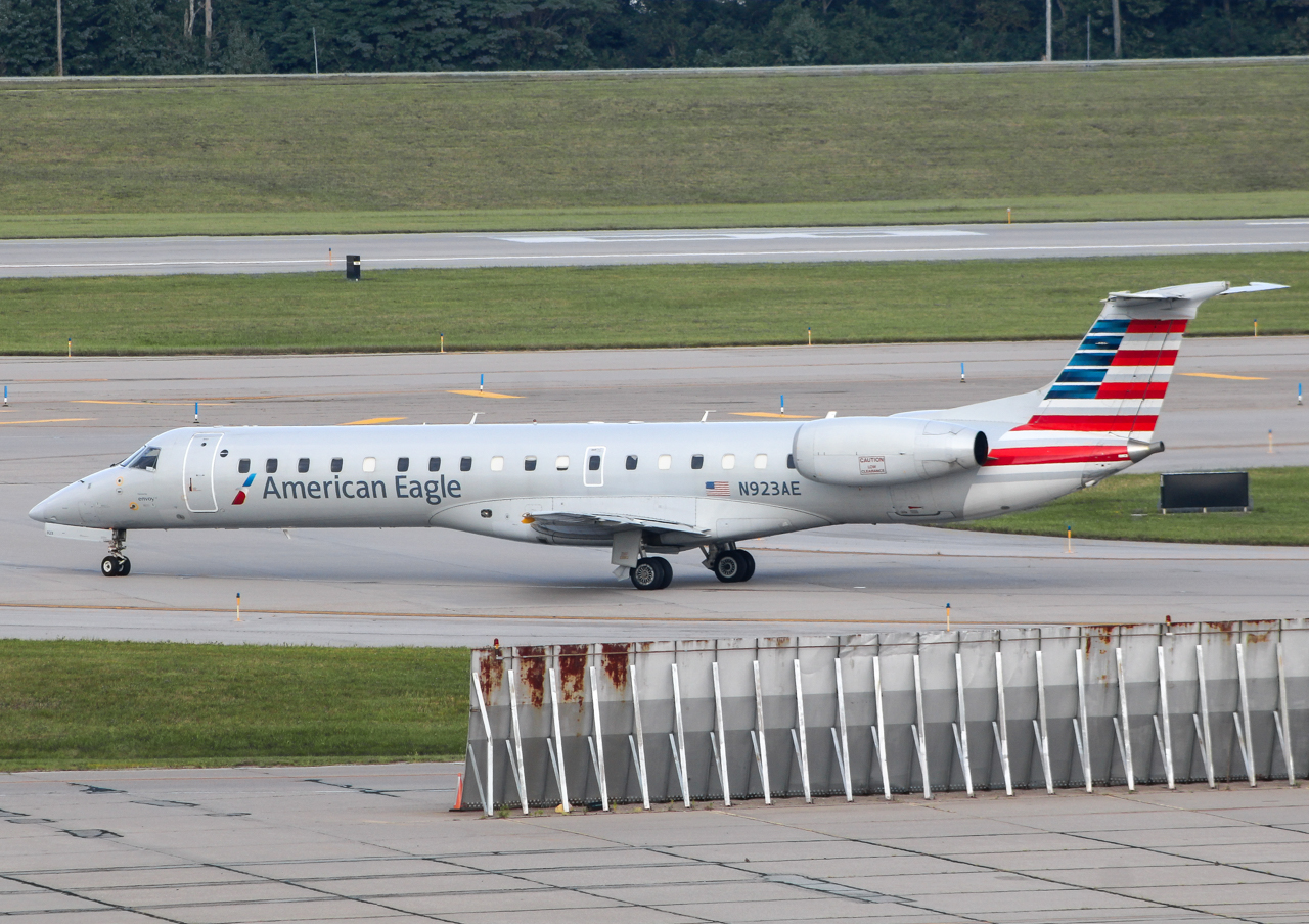 Full size: American Eagle Embraer ERJ145 N923AE at Cincinnati/Northern Kentucky International Airport