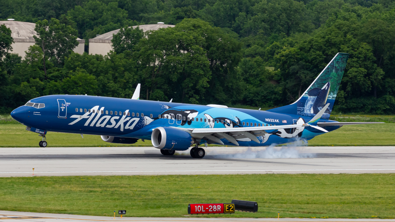 Full size: Alaska Airlines Boeing 737 MAX 9 N932AK at John Glenn Columbus International Airport