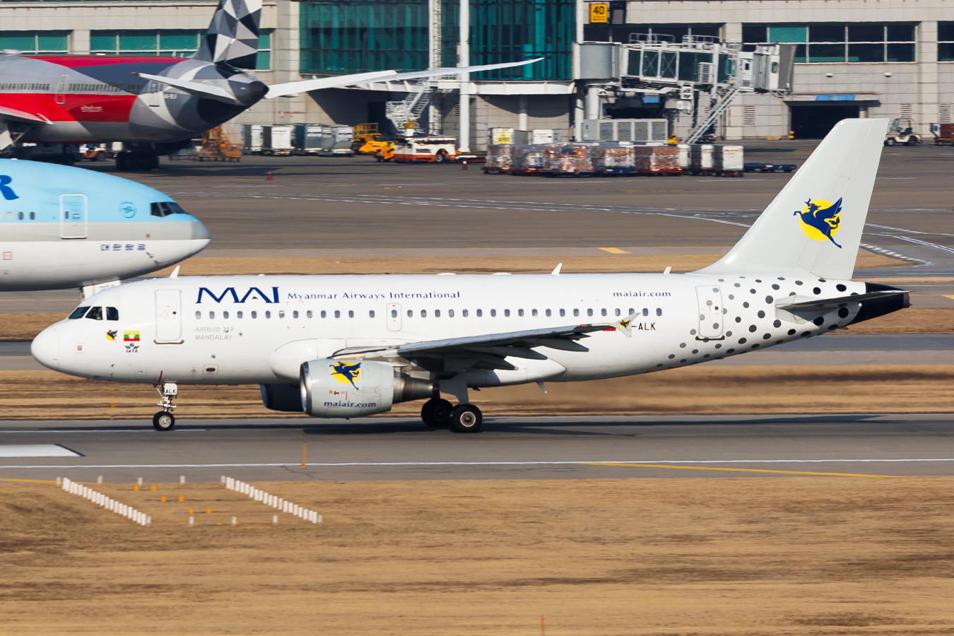 Full size: Myanmar Airways International Airbus A319 XY-ALK at Seoul-Incheon International Airport