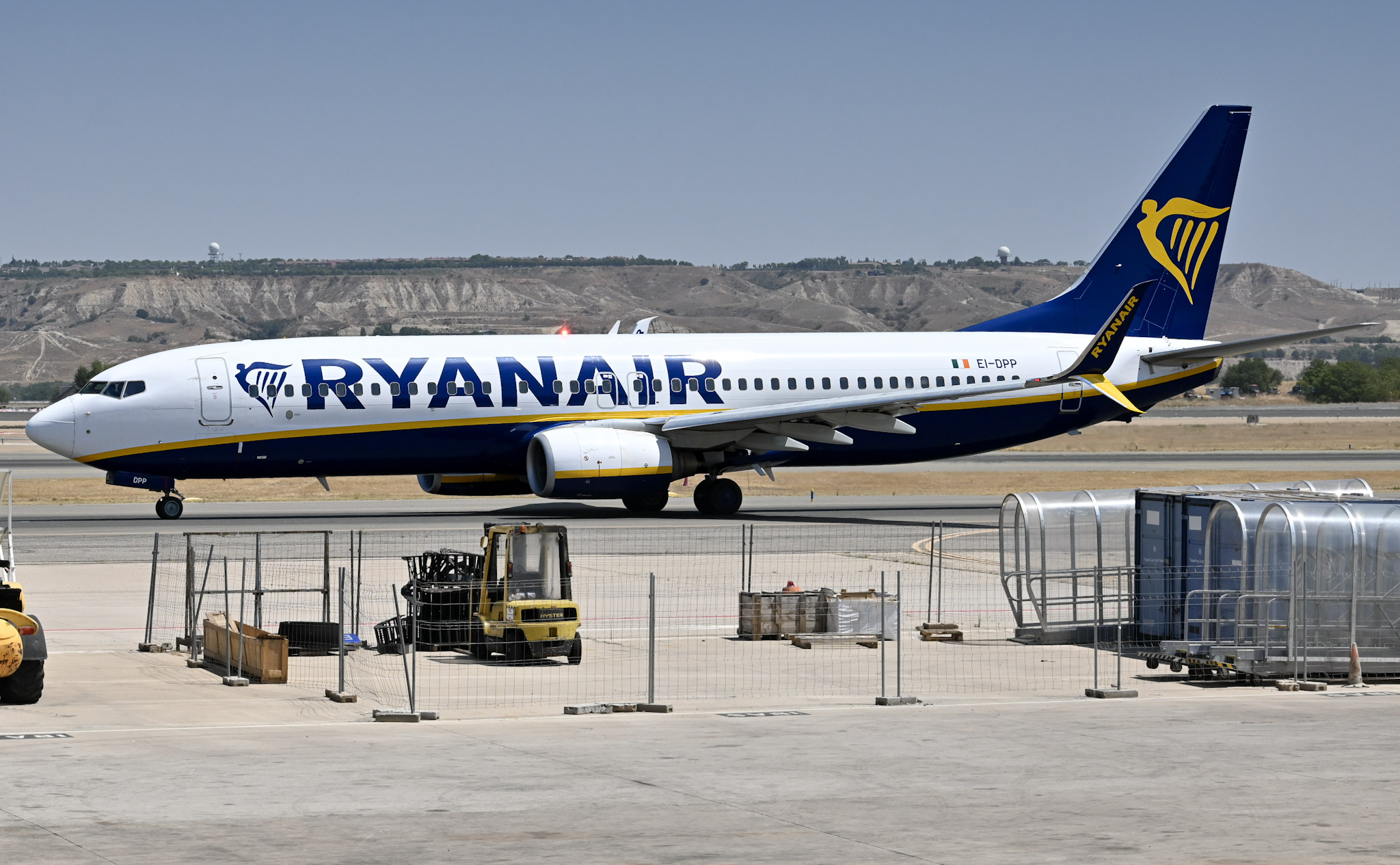 Full size: RyanAir Boeing 737-800 EI-DPP at Madrid Barajas Airport