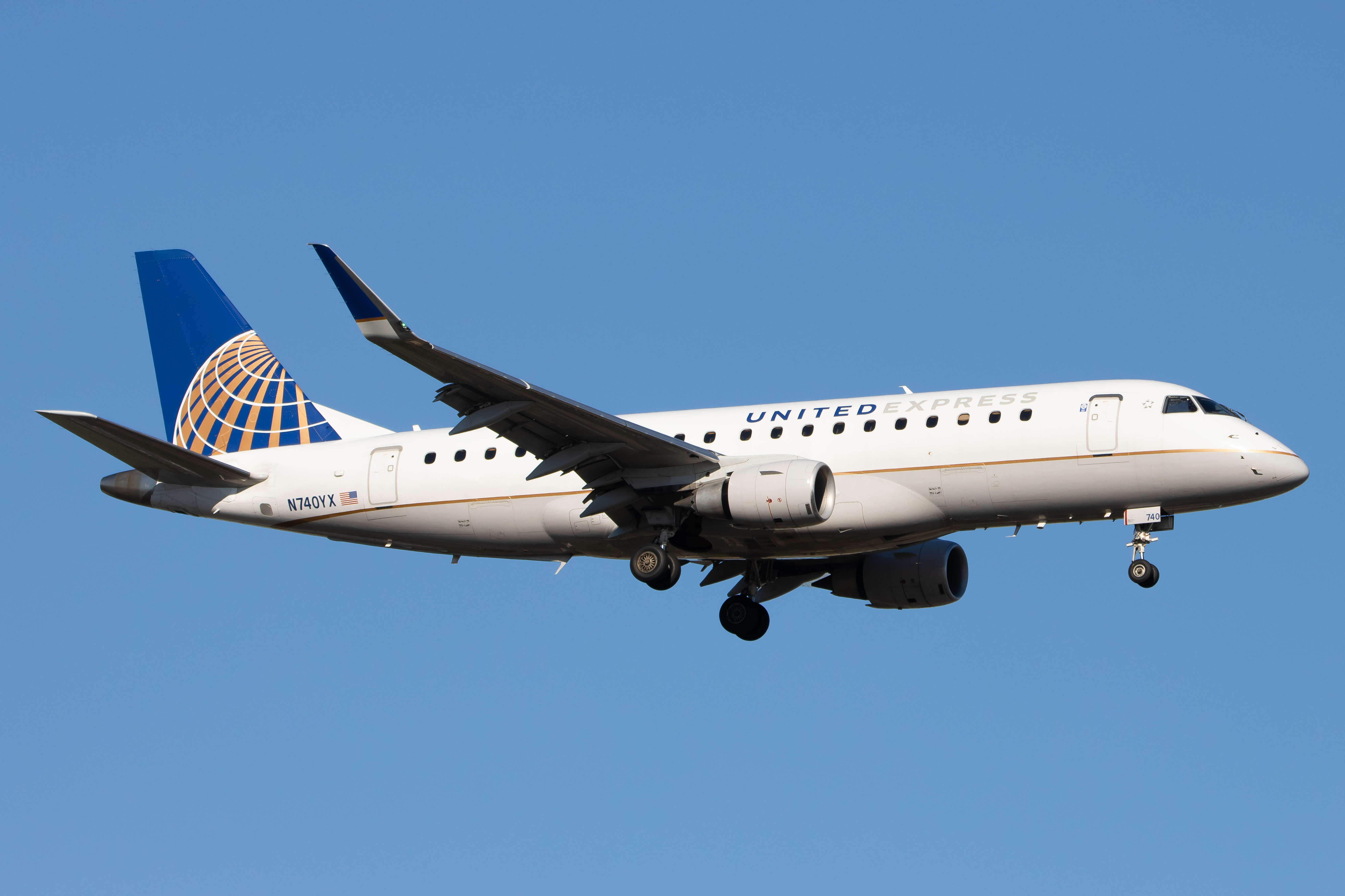 Full size: United Express Embraer E175 N740YX at Newark Liberty International Airport