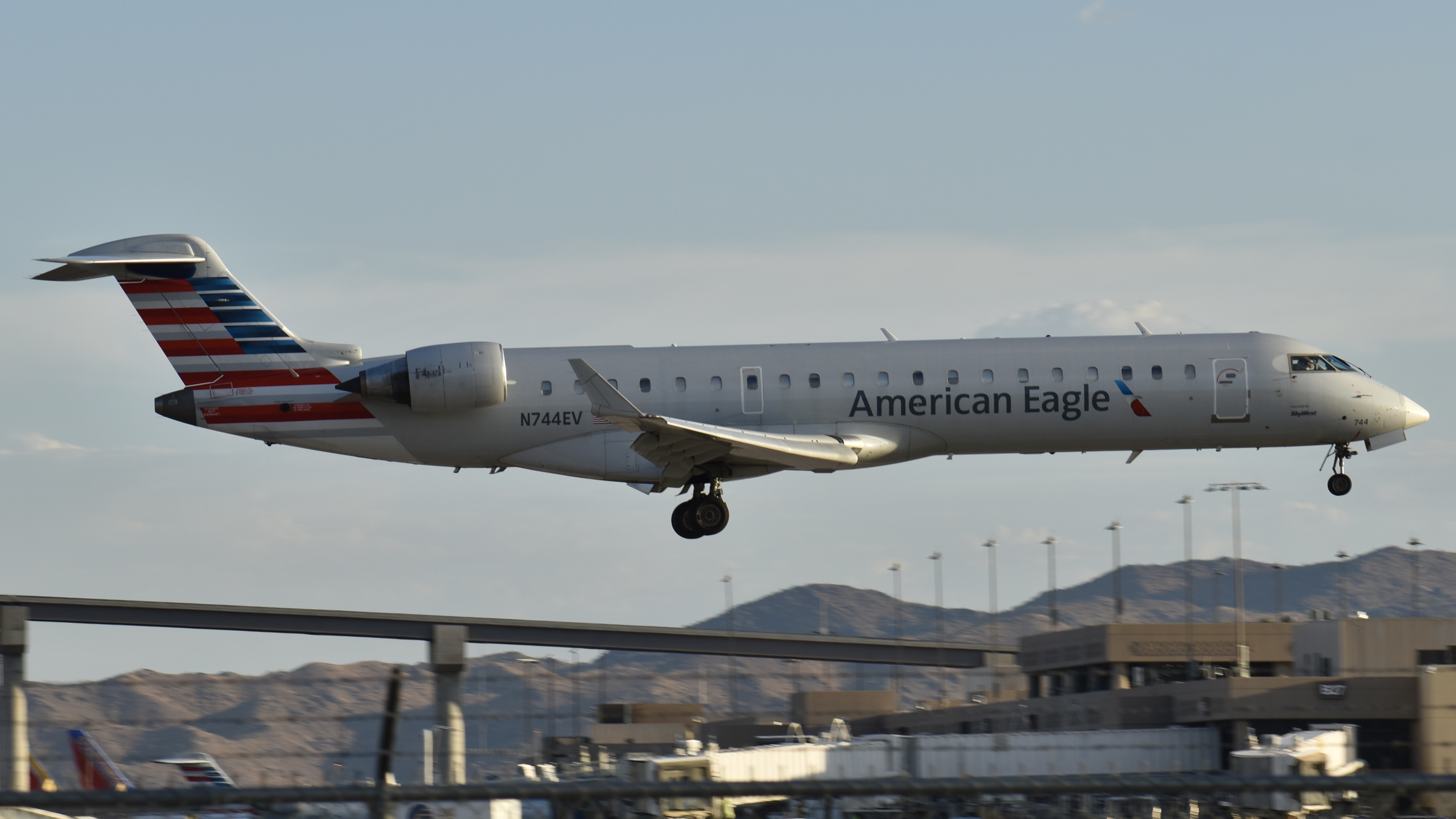 Full size: American Eagle Mitsubishi CRJ-700 N744EV at Phoenix Sky Harbor International Airport