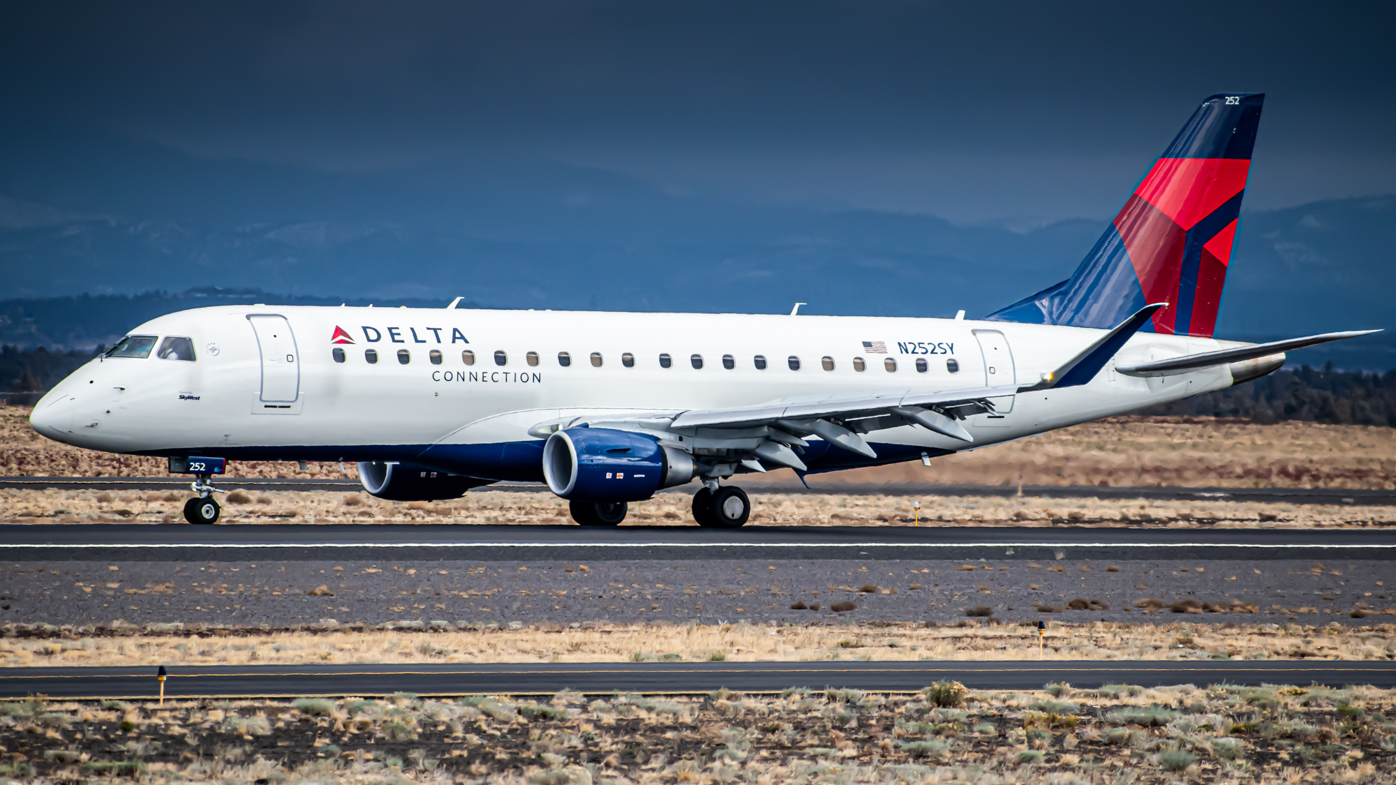 Full size: Delta Connection Embraer E175 N252SY at Roberts Field Airport