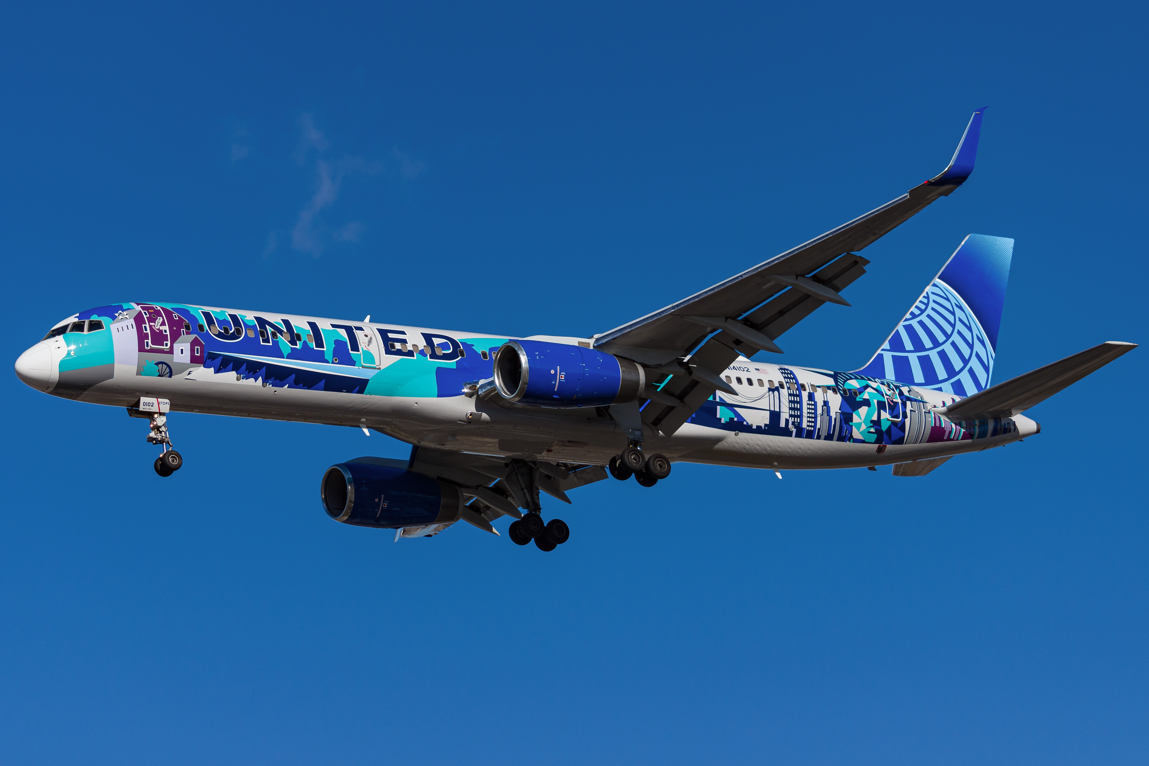Full size: United Airlines  Boeing 757-200 N14102 at Newark Liberty International Airport