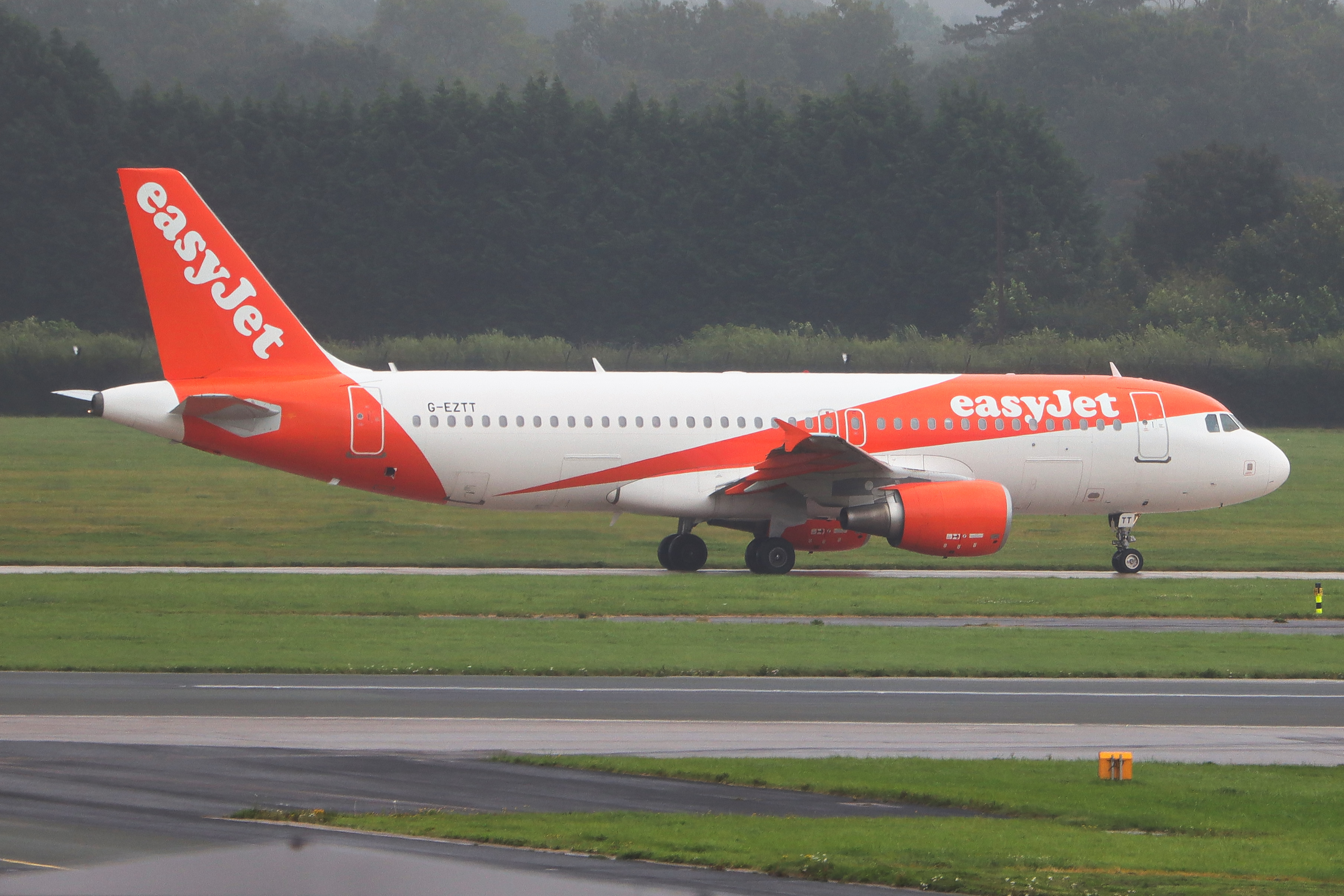 Full size: EasyJet Airbus A320 G-EZTT at Manchester Airport
