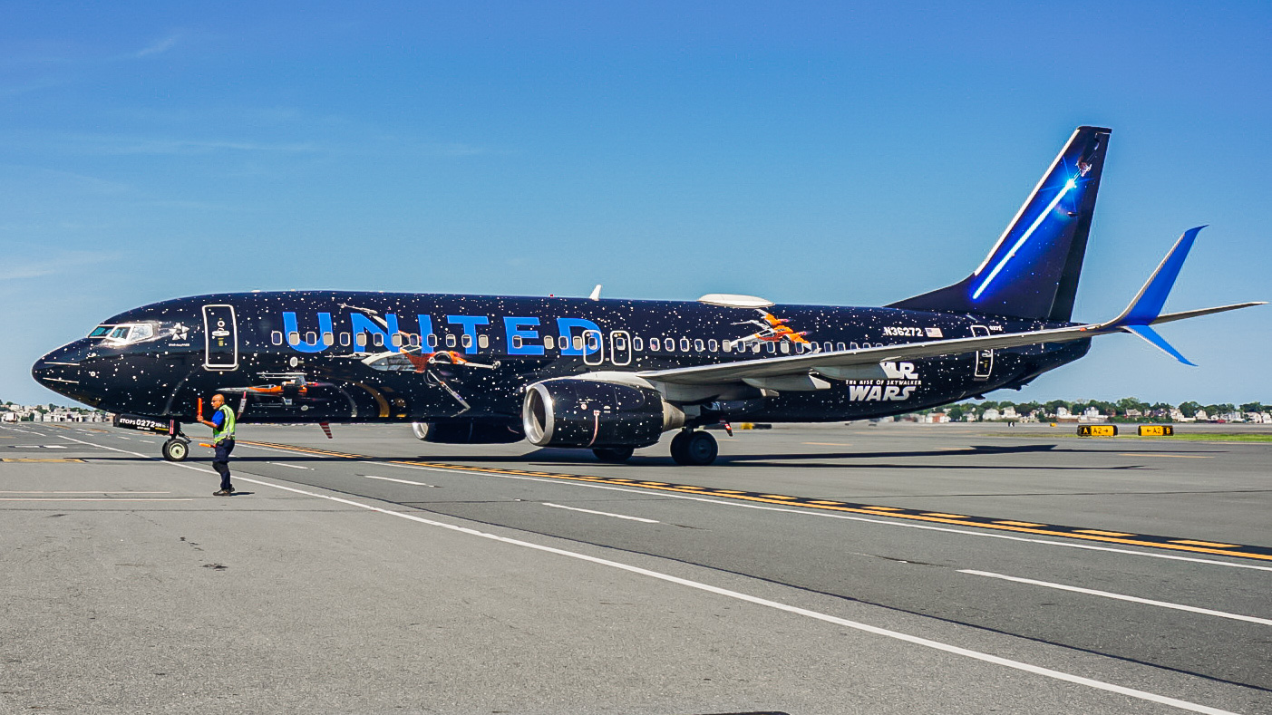 Full size: United Airlines Boeing 737-800 N36272 at General Edward Lawrence Logan International Airport
