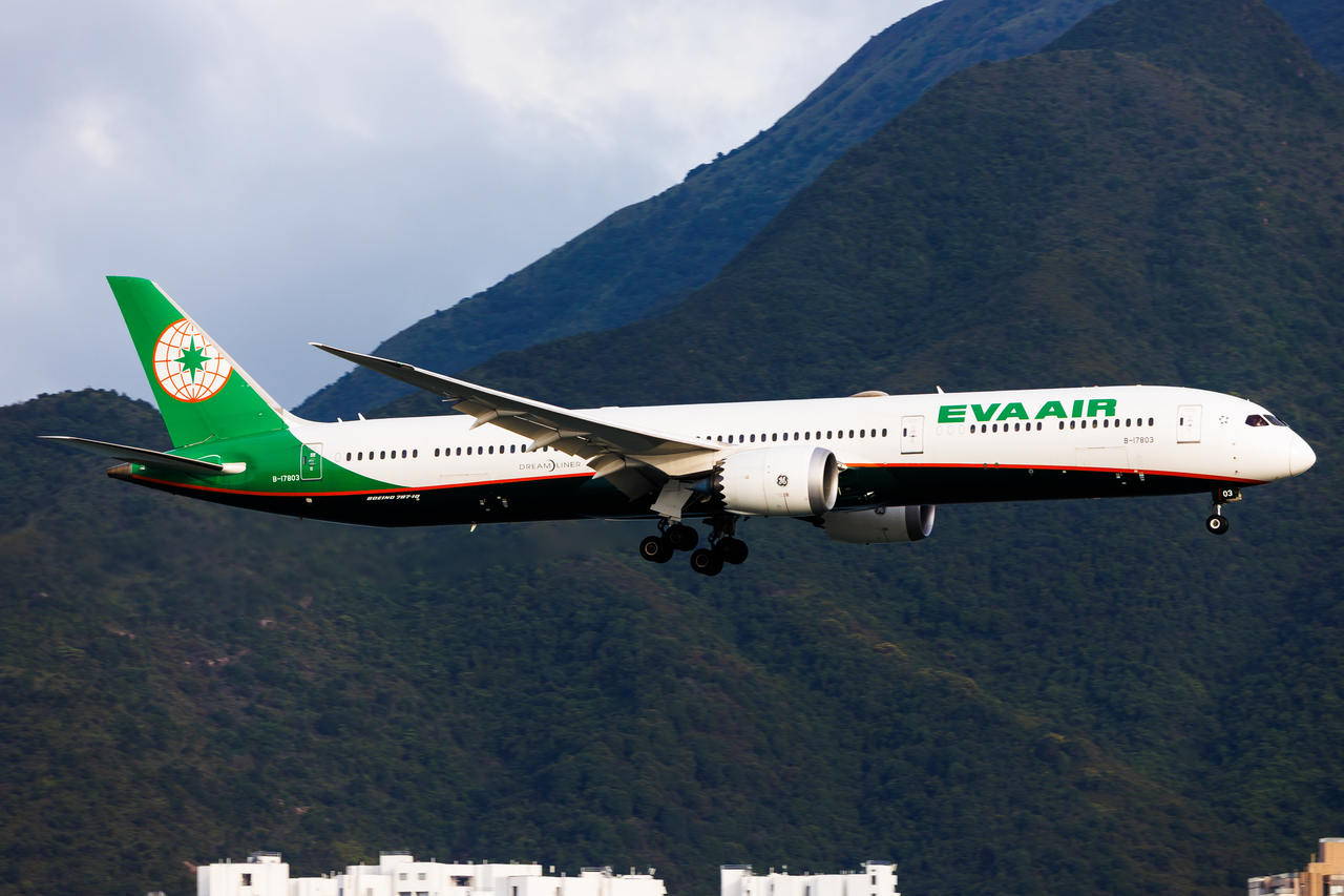 Full size: EVA Air Boeing 787-10 B-17803 at Hong Kong International Airport