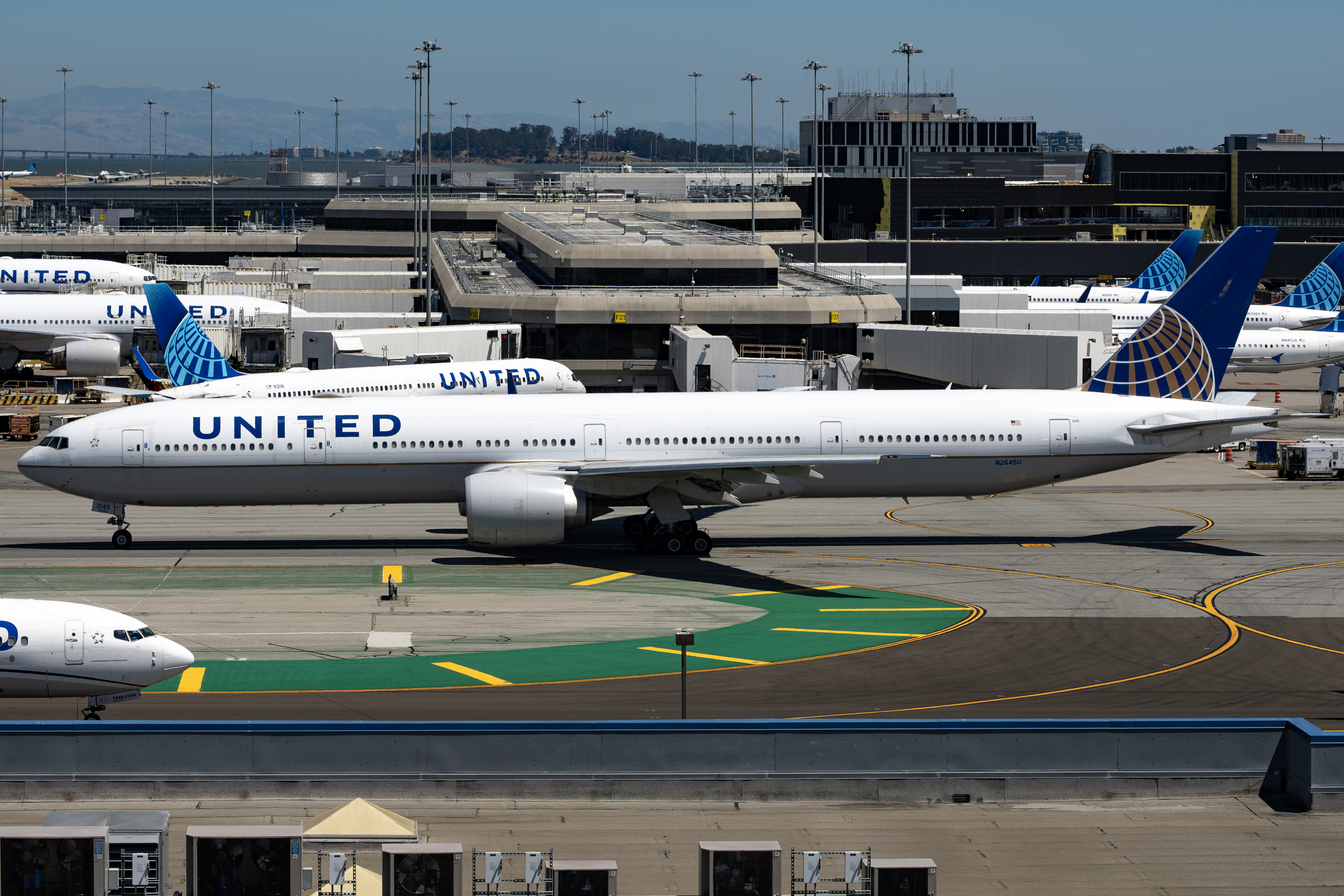 Full size: United Airlines Boeing 777-300ER N2645U at San Francisco International Airport