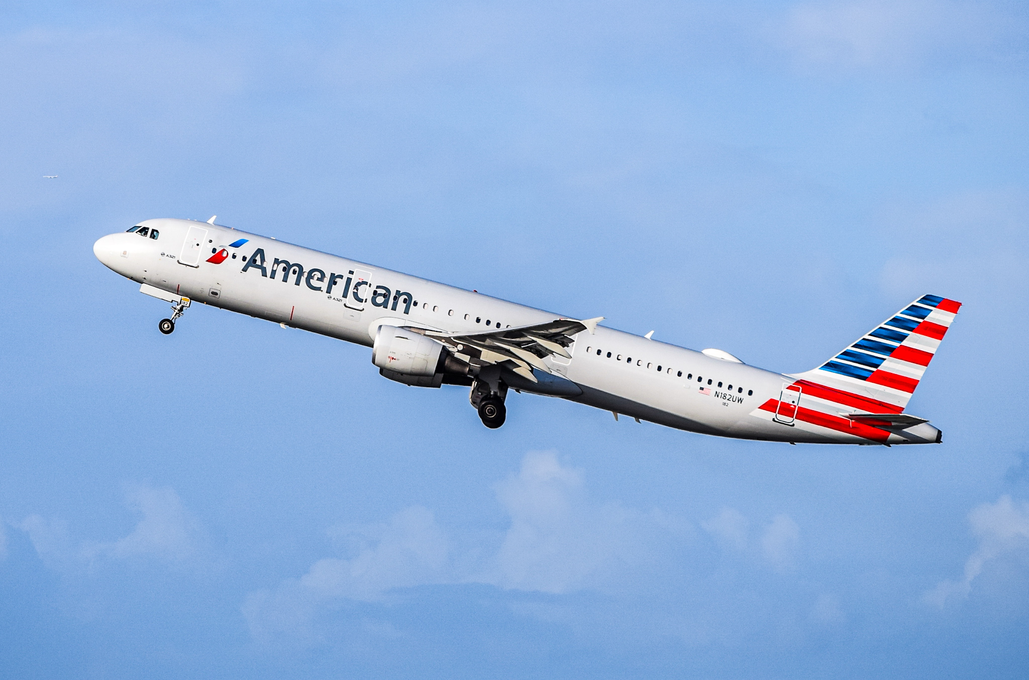 Full size: American Airlines Airbus A321-200 N182UW at San Francisco International Airport