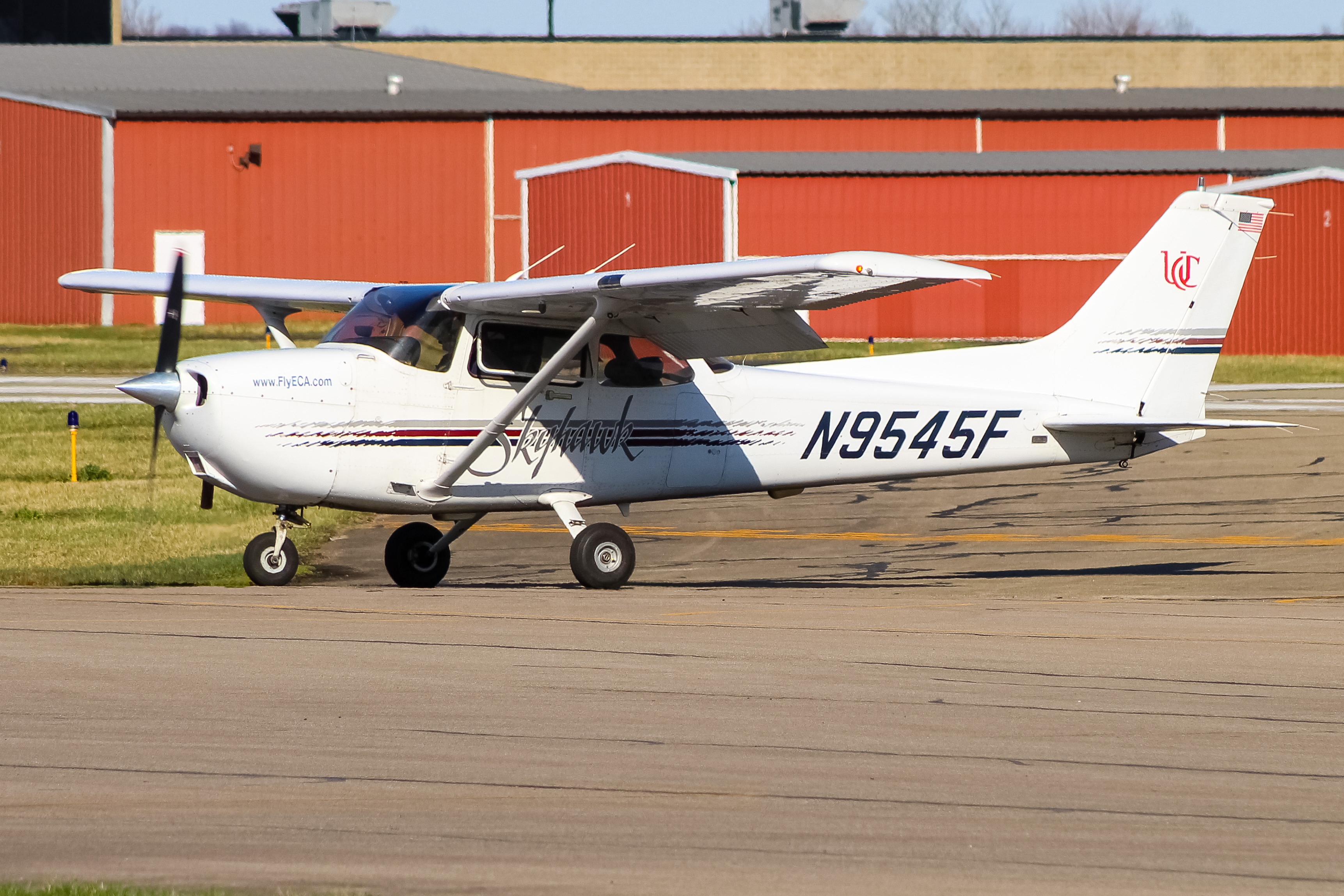Full size: PRIVATE  Cessna 172 N9545F at Clermont County Airport