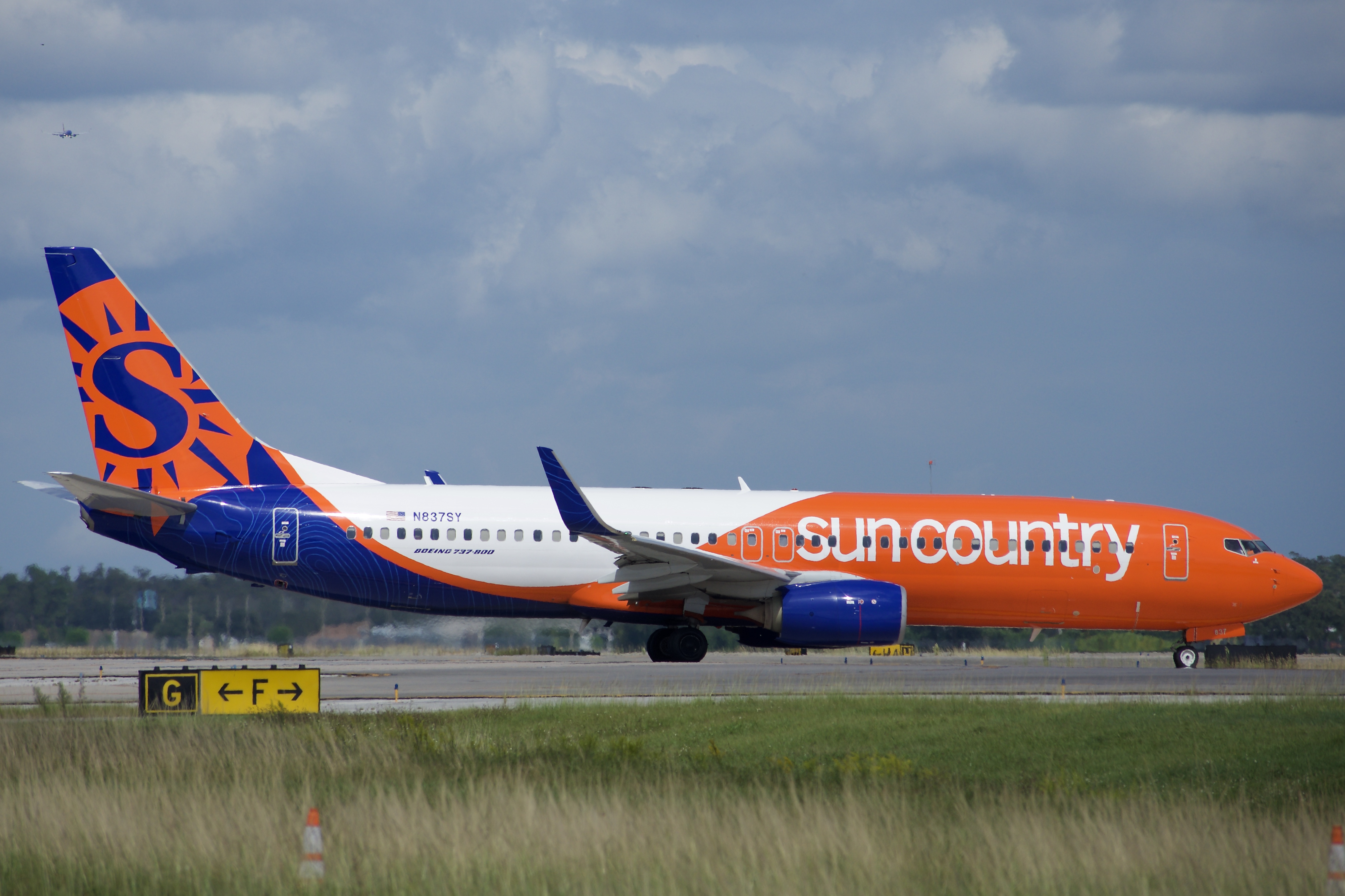 Full size: Sun Country Airlines Boeing 737-800 N837SY at Orlando International Airport
