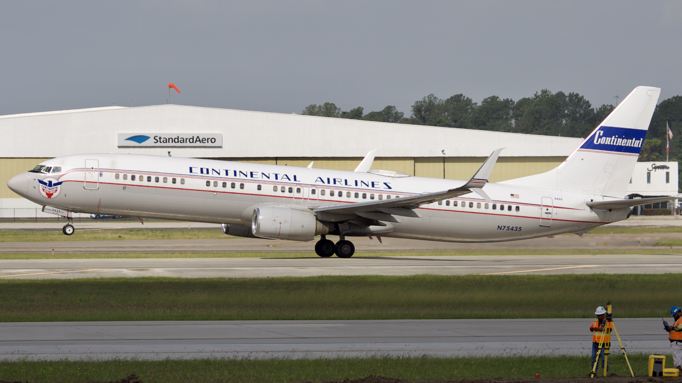 Full size: United Airlines Boeing 737-900ER N75435 at Houston-George Bush Intercontinental Airport