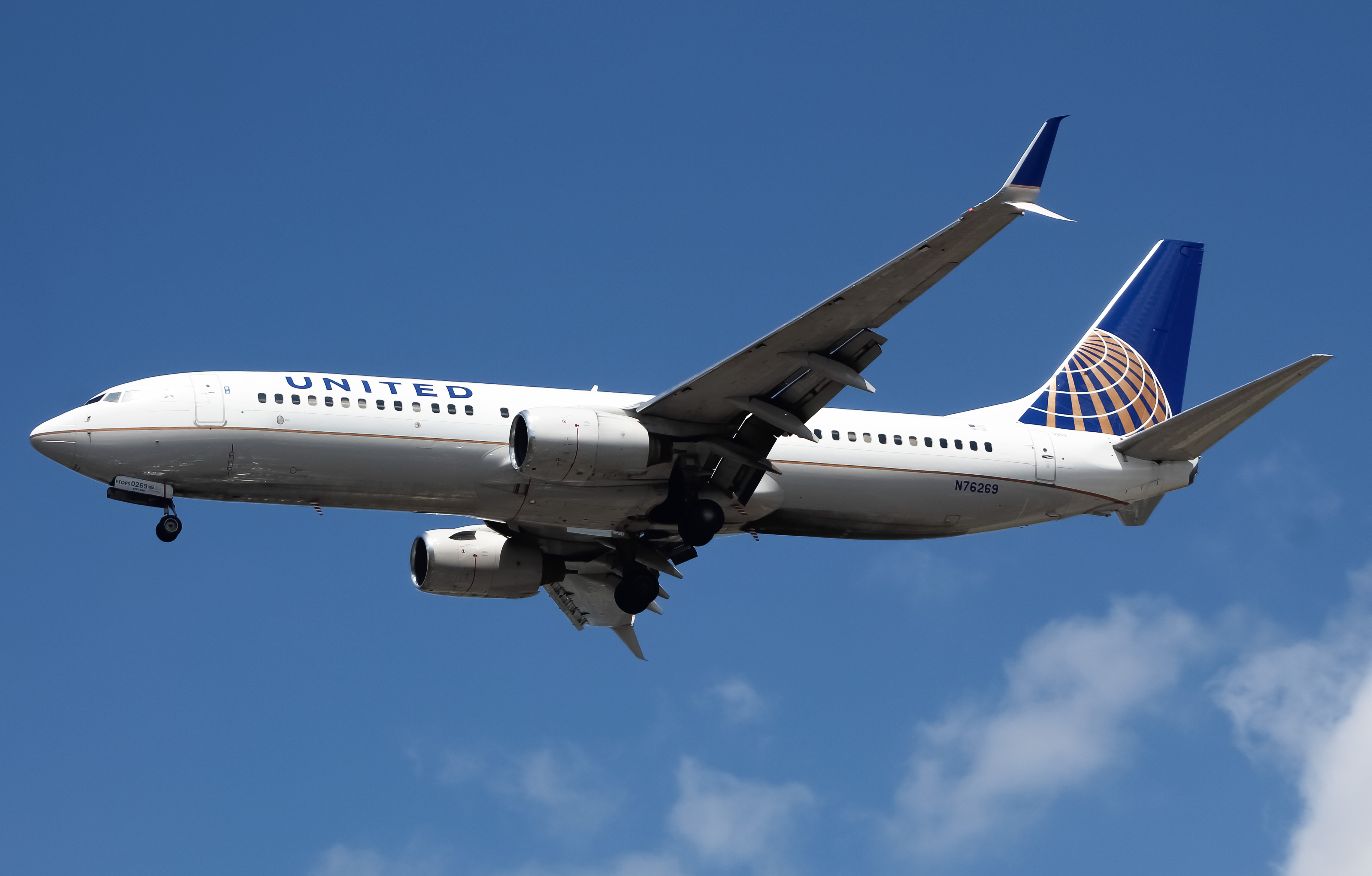 Full size: United Airlines Boeing 737-800 N76269 at Newark Liberty International Airport